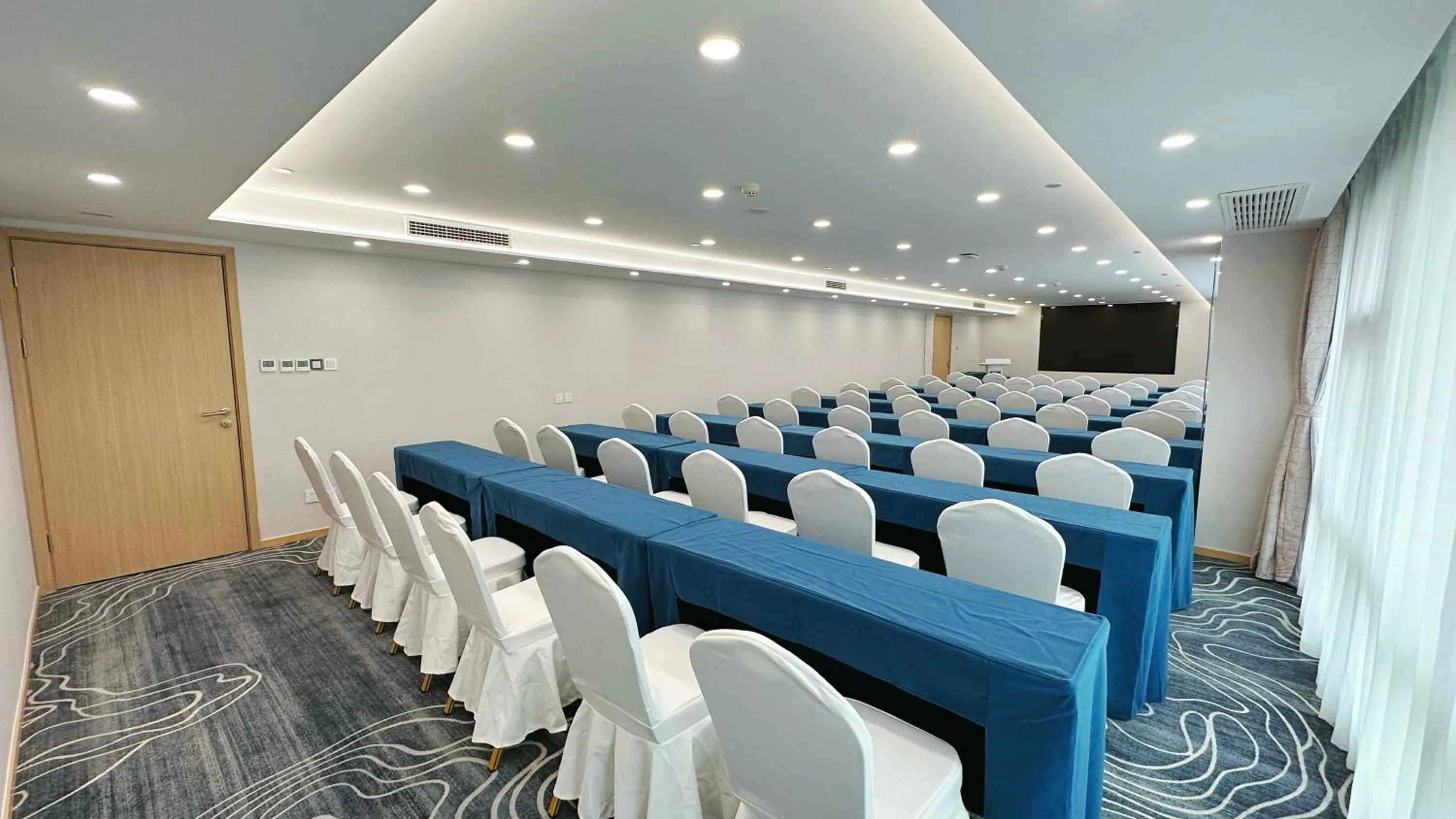 Meeting/conference room in Holiday Inn Express Qingdao City Center by IHG