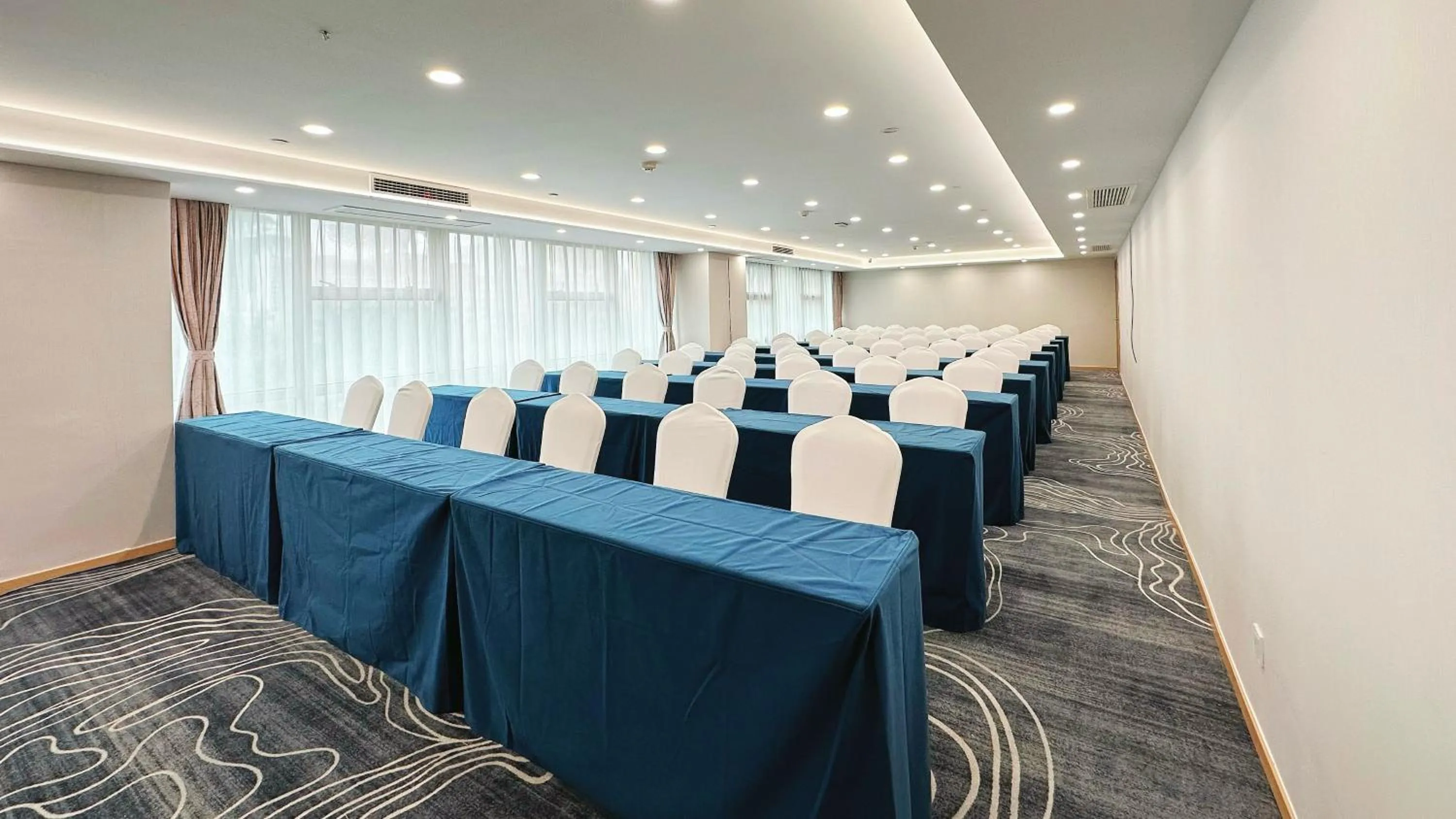 Meeting/conference room in Holiday Inn Express Qingdao City Center by IHG