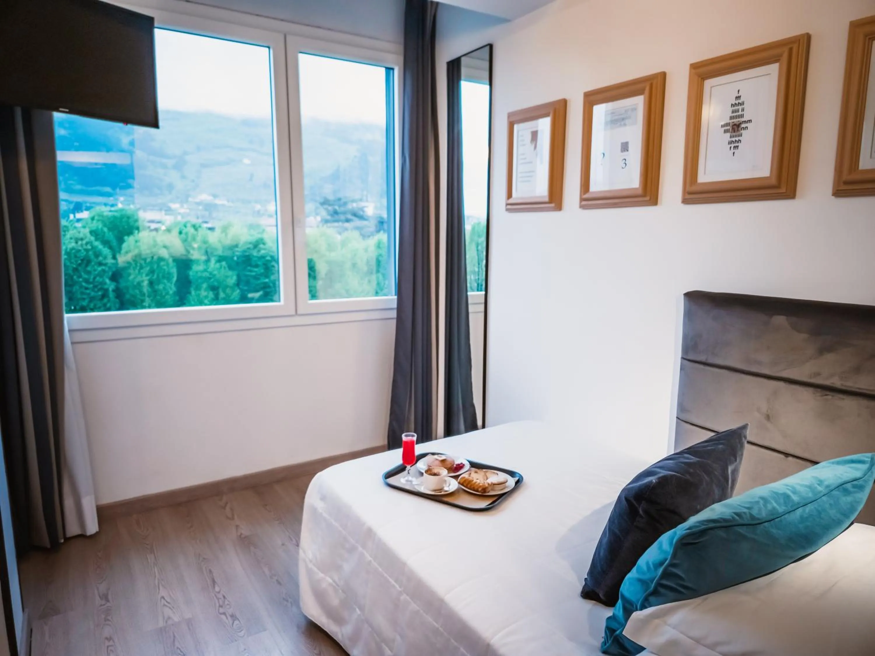 Mountain view, Bed in Art Hotel Milano