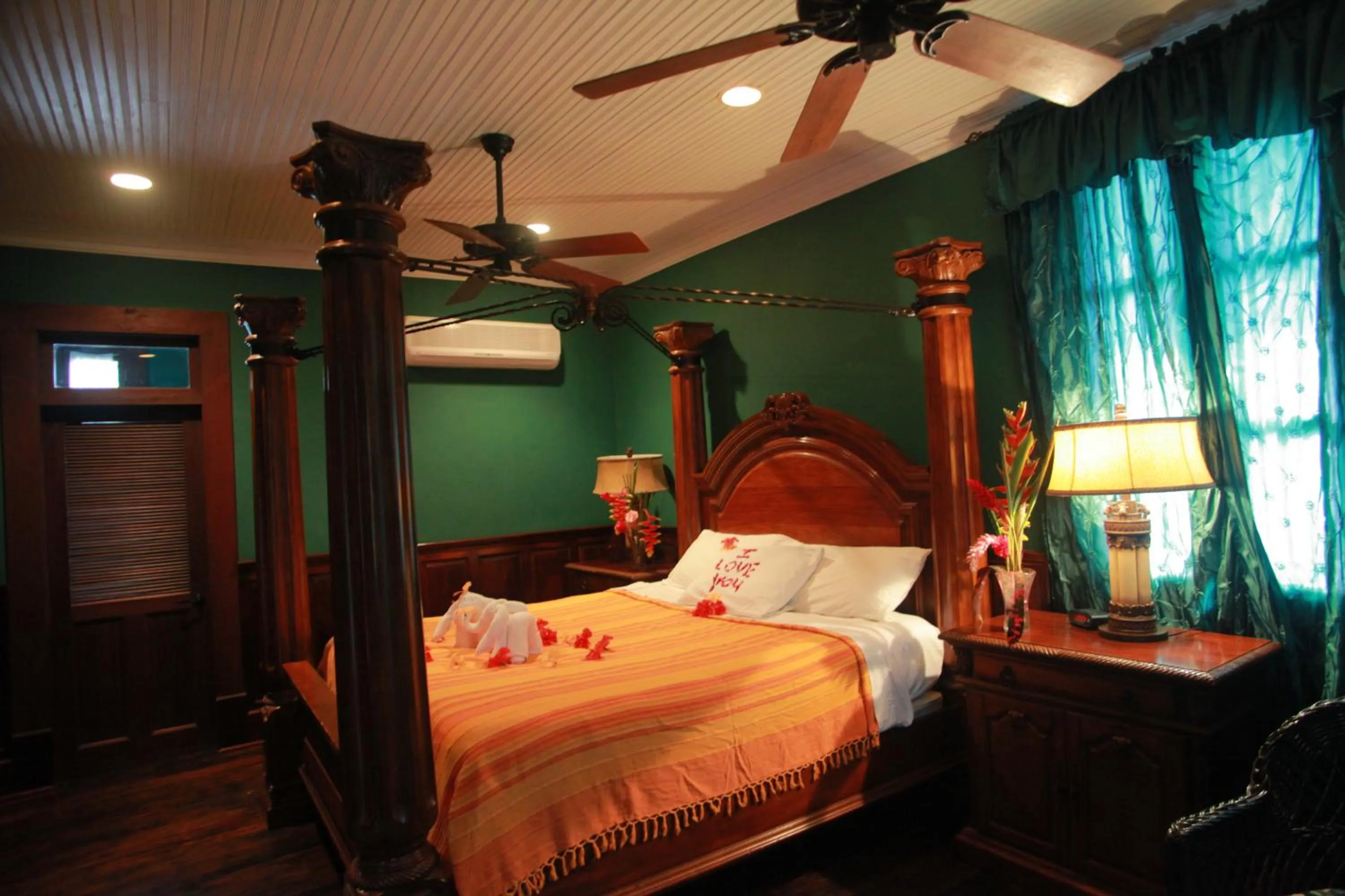 Decorative detail, Bed in Mahogany Hall Luxury Boutique Resort