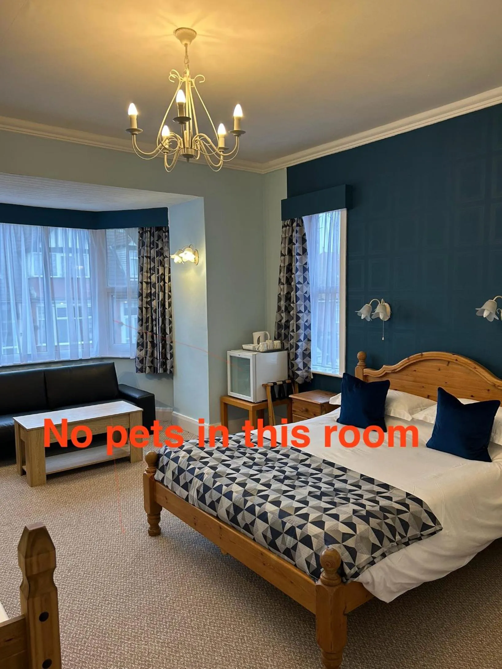 Photo of the whole room, Bed in Knighton Lodge