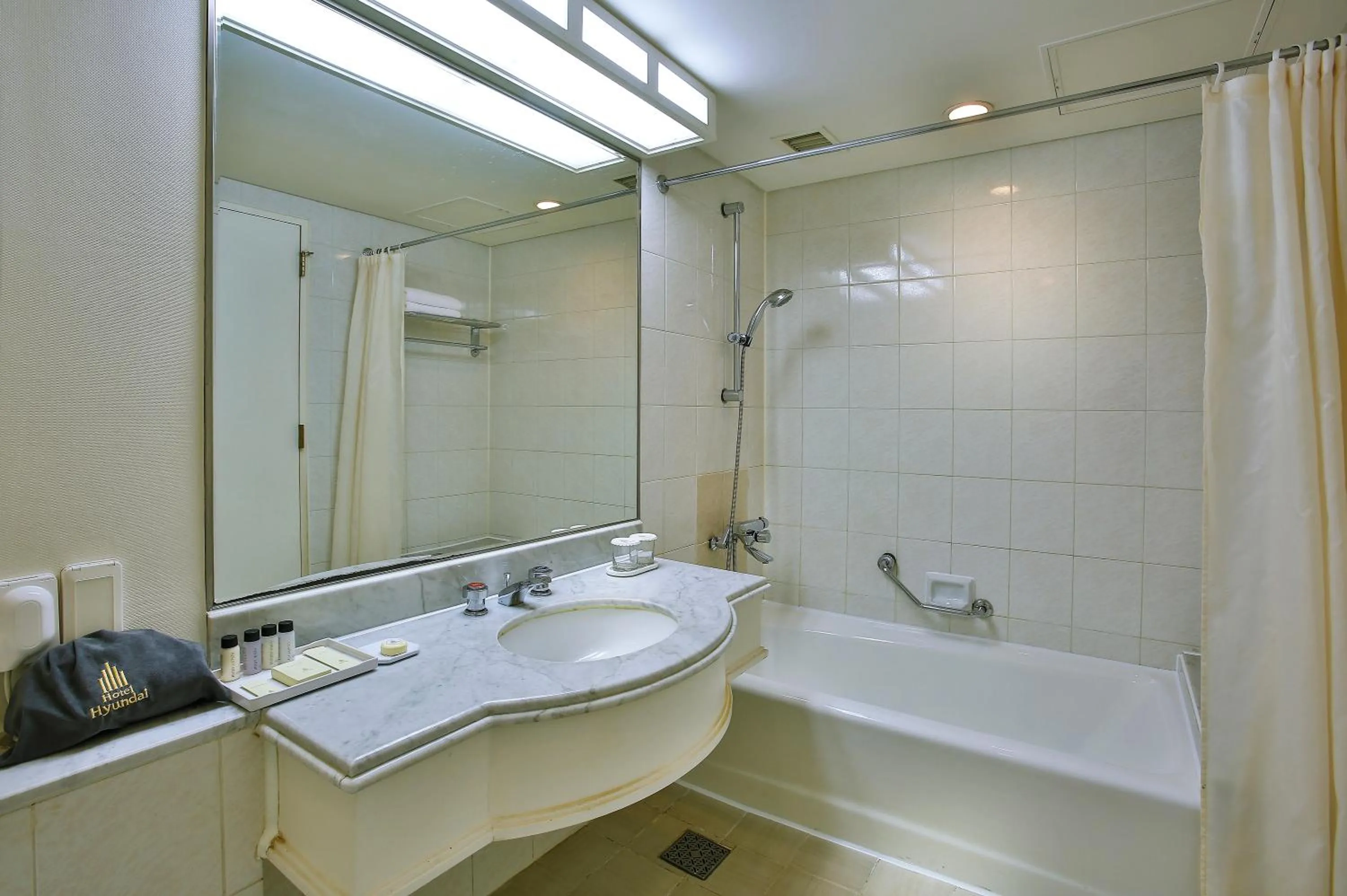 Toilet in Hotel Hyundai by Lahan Mokpo