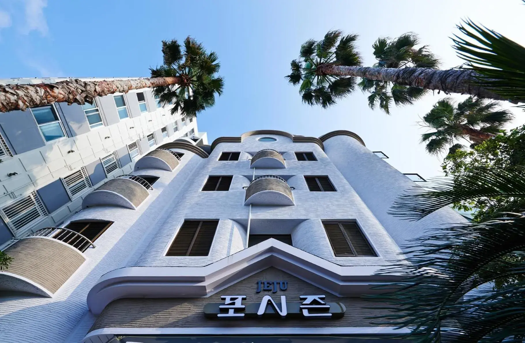 Property building in Hotel Four Seasons Property building in Hotel Four Seasons