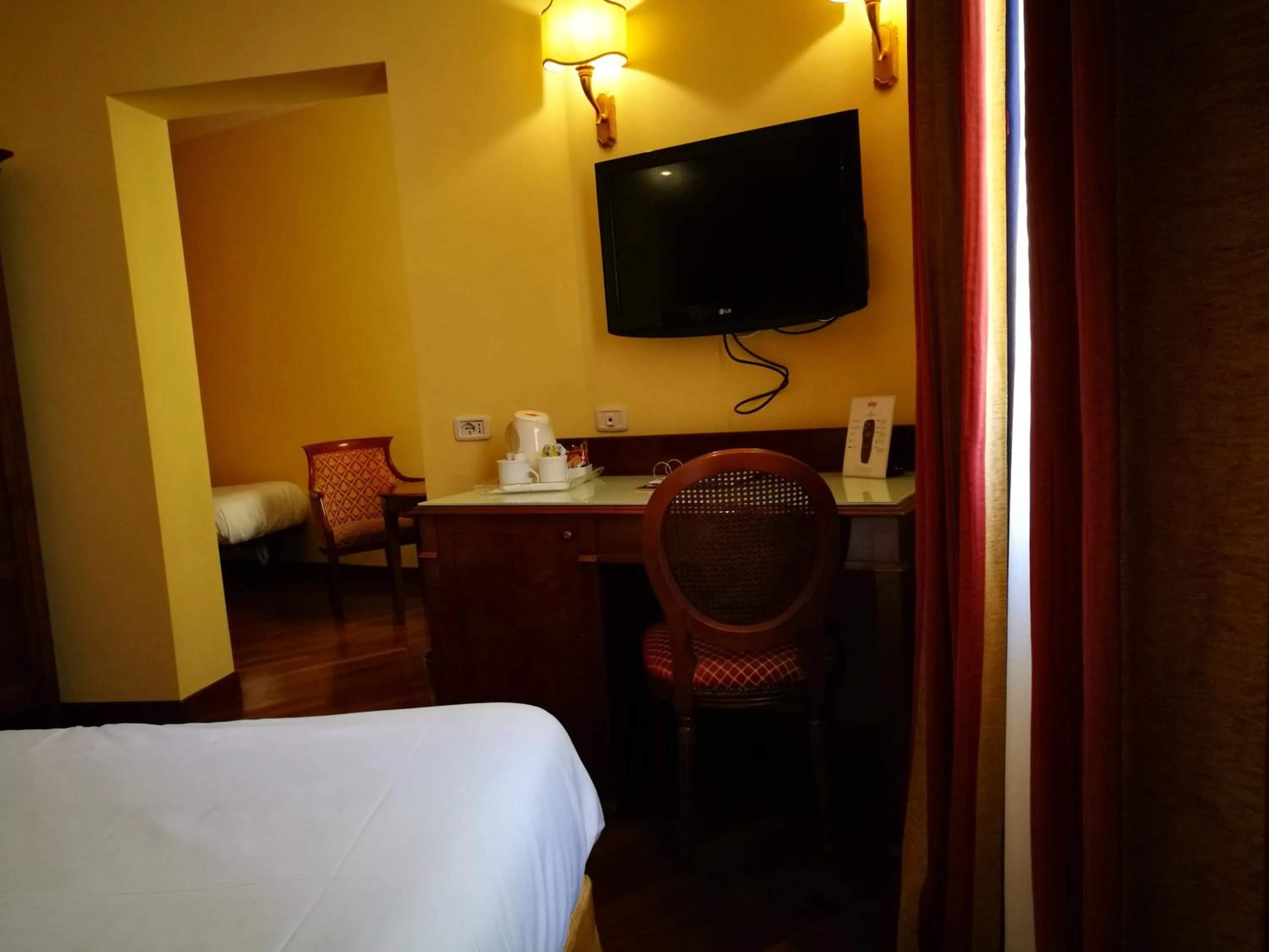 Photo of the whole room, Bed in Best Western Ai Cavalieri Hotel