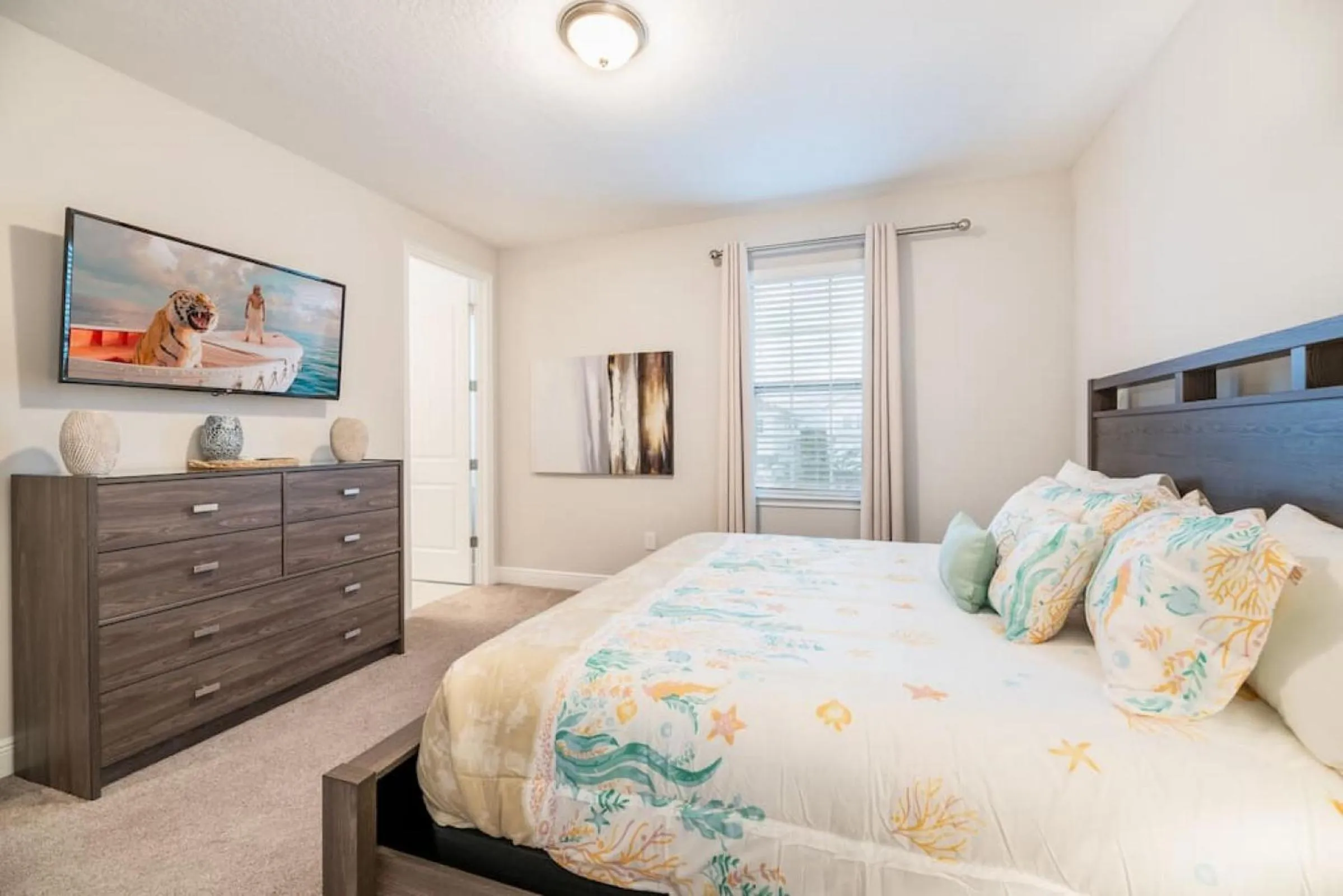 Bed in Inactive Spacious 8 BDR Family Home with Arcades and Free Pool Heat