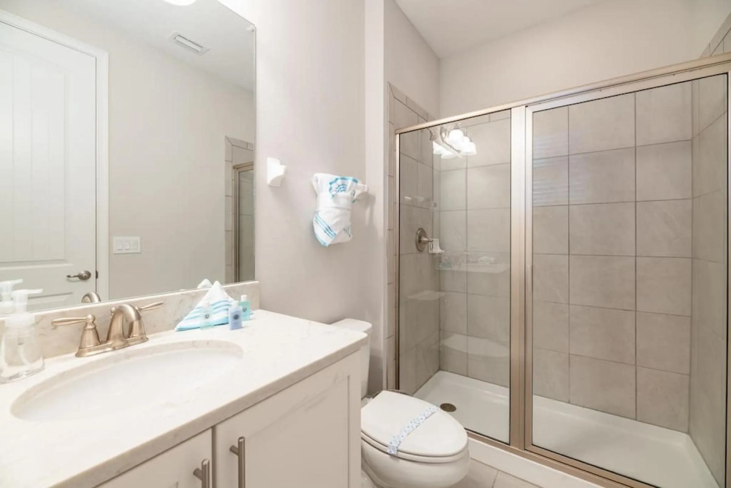 Shower in Inactive Spacious 8 BDR Family Home with Arcades and Free Pool Heat