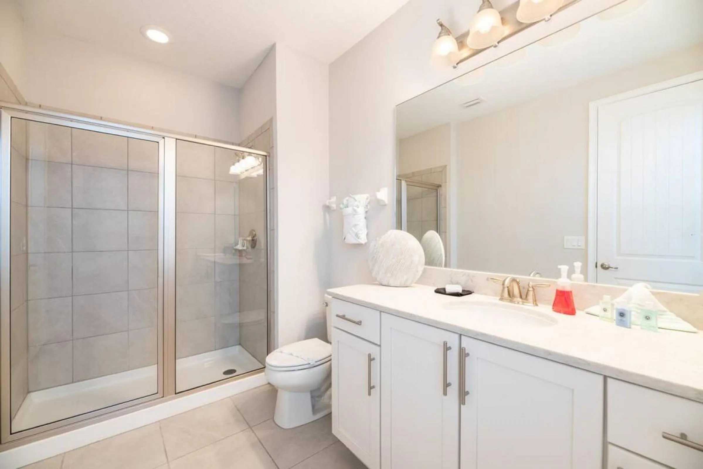 Shower in Inactive Spacious 8 BDR Family Home with Arcades and Free Pool Heat