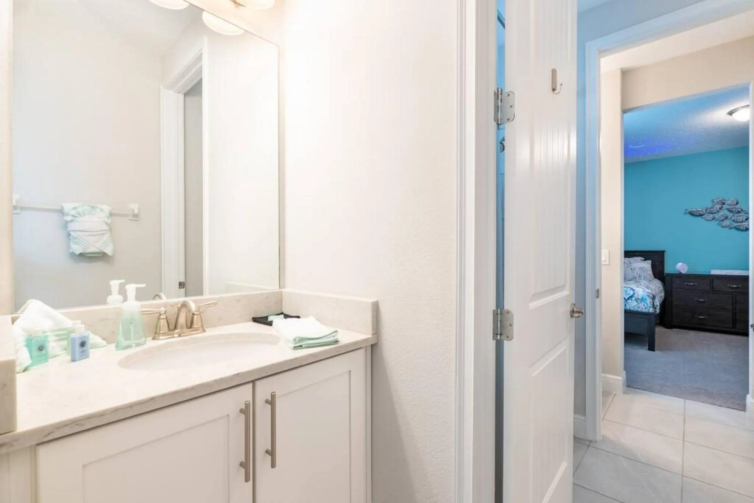 Bathroom in Inactive Spacious 8 BDR Family Home with Arcades and Free Pool Heat