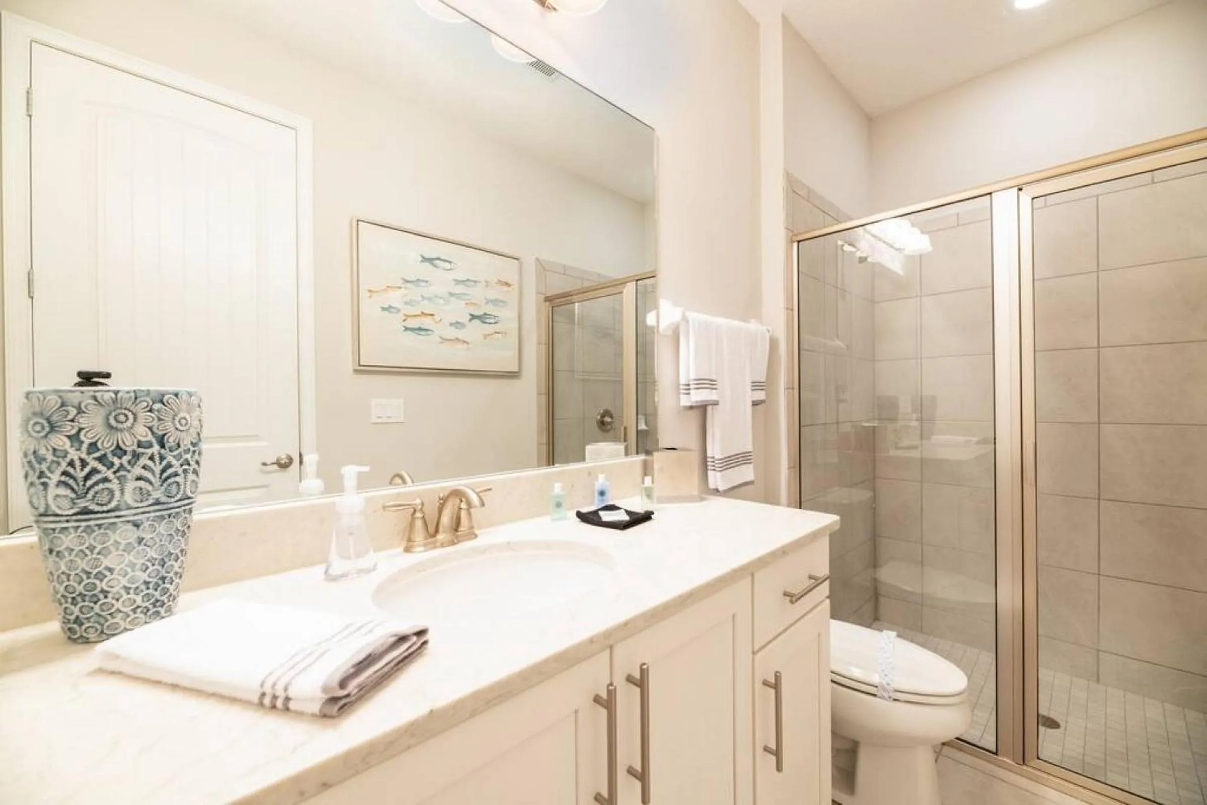 Shower in Inactive Spacious 8 BDR Family Home with Arcades and Free Pool Heat