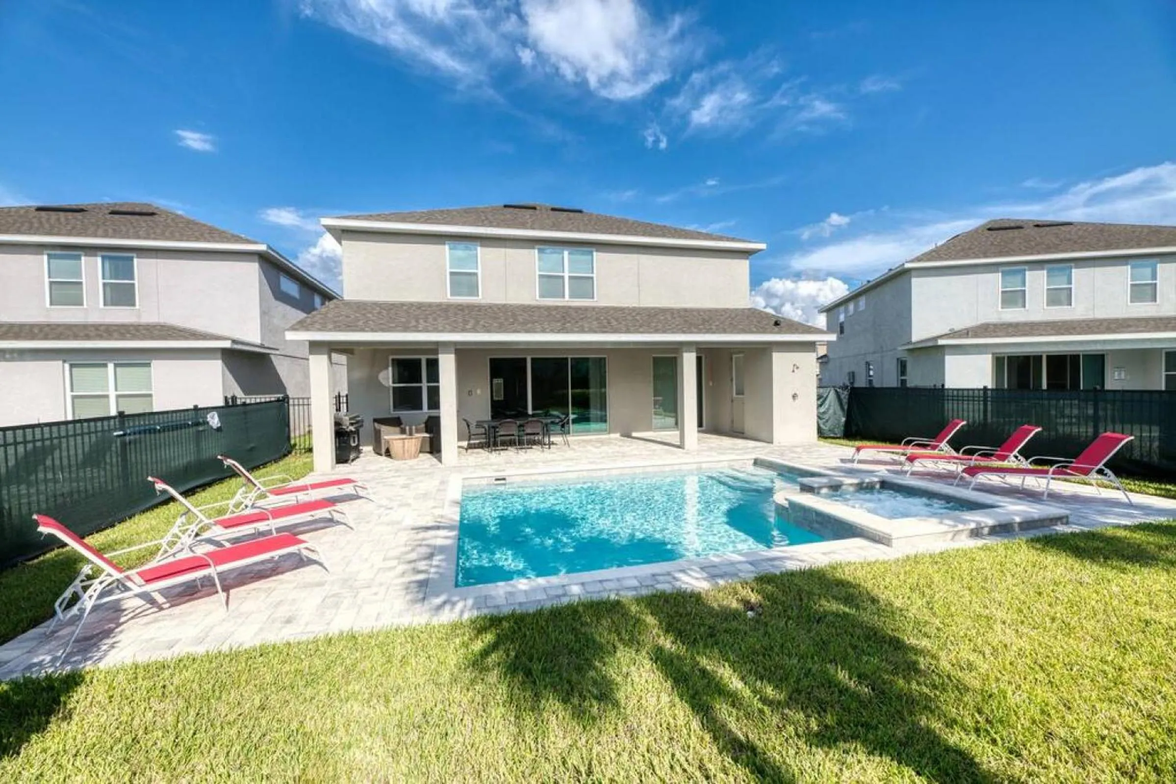 Property building in Inactive Spacious 8 BDR Family Home with Arcades and Free Pool Heat