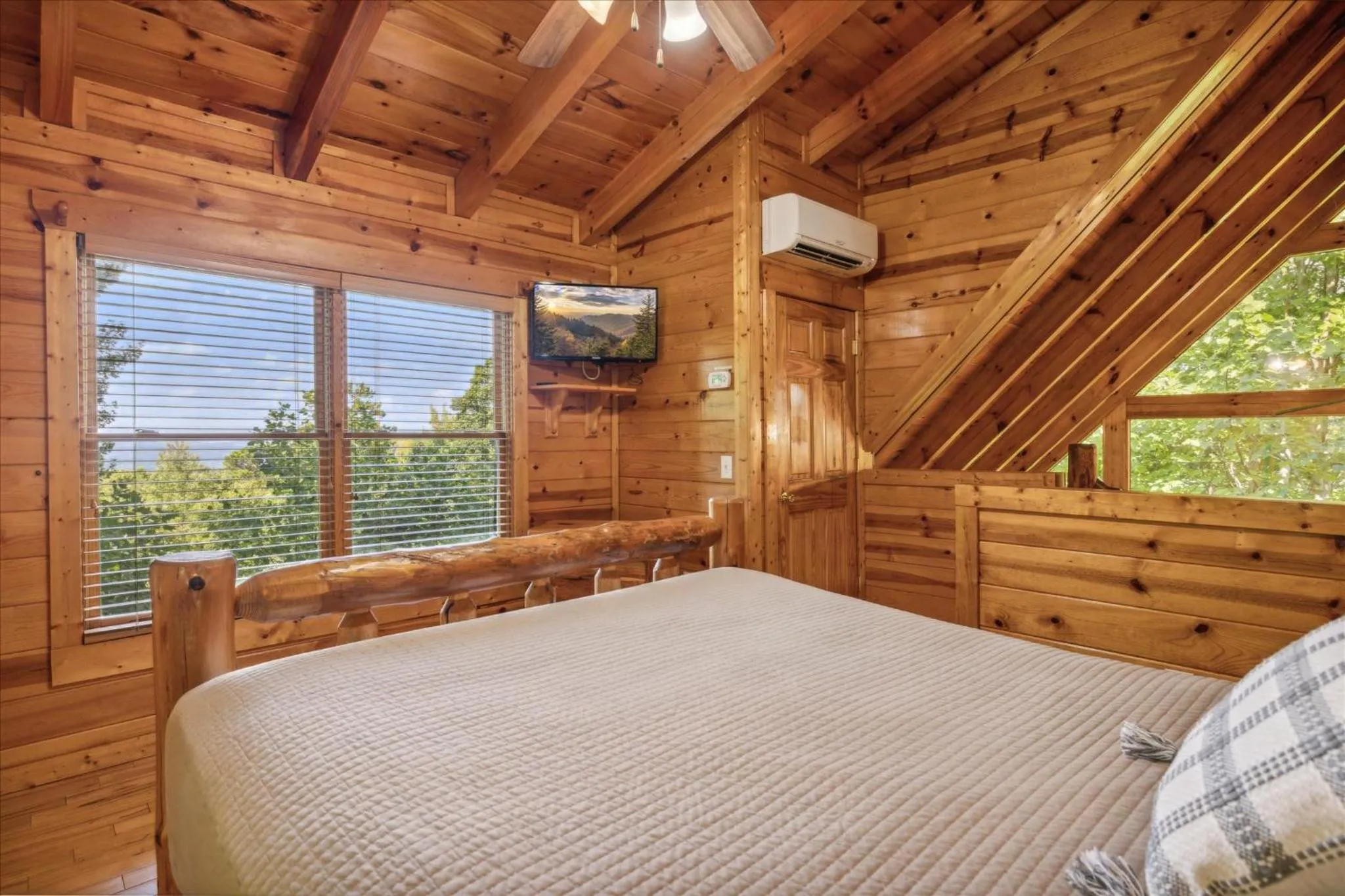 Bed in Sleepy Willow Cabin