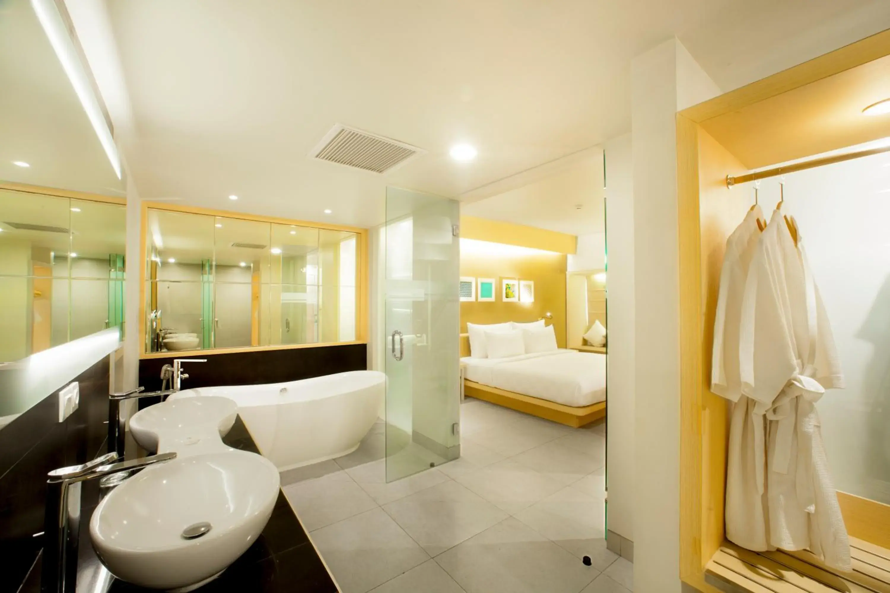 Bathroom, Bed in Swiss-Belinn Legian Bathroom, Bed in Swiss-Belinn Legian