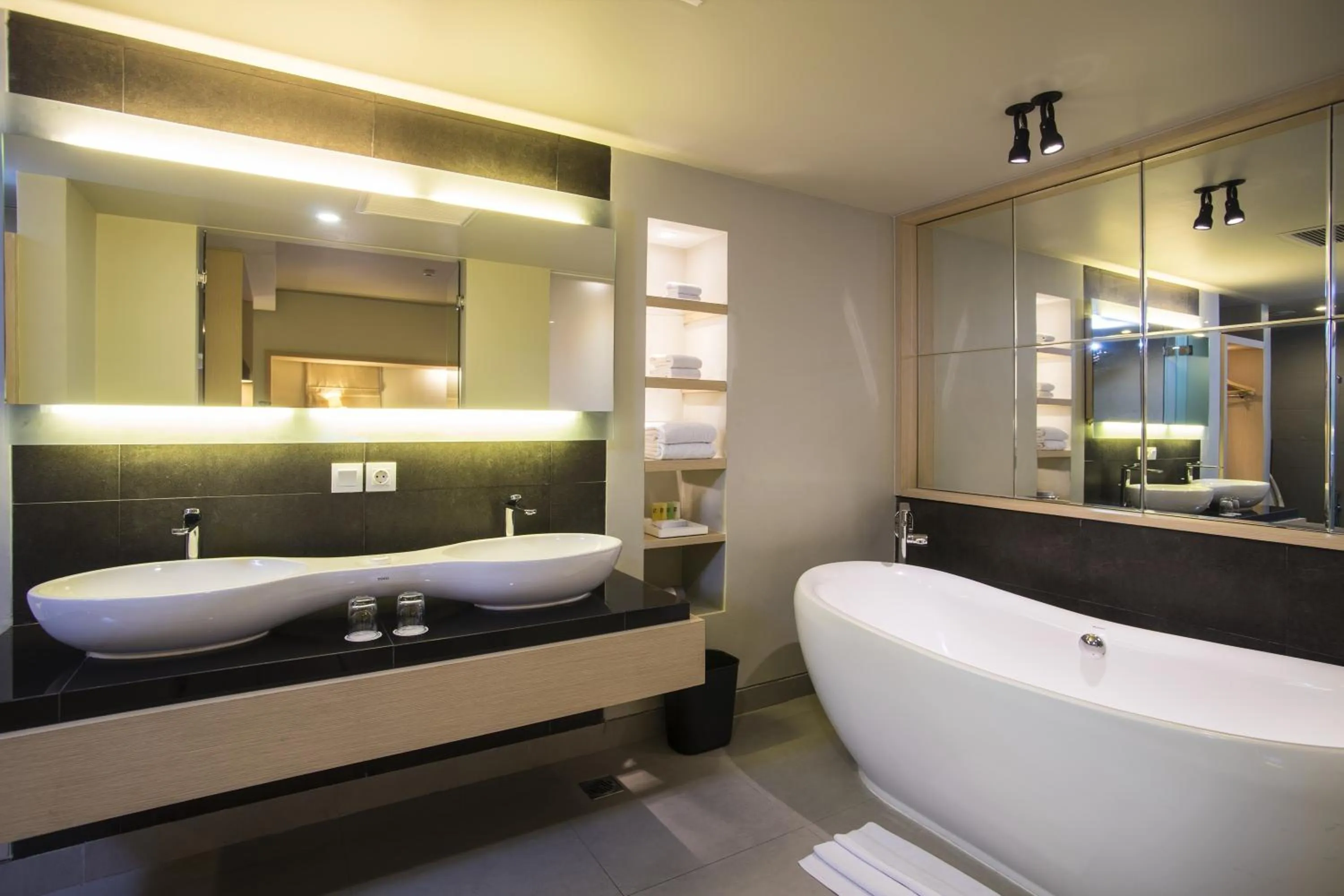Bathroom, Bed in Swiss-Belinn Legian