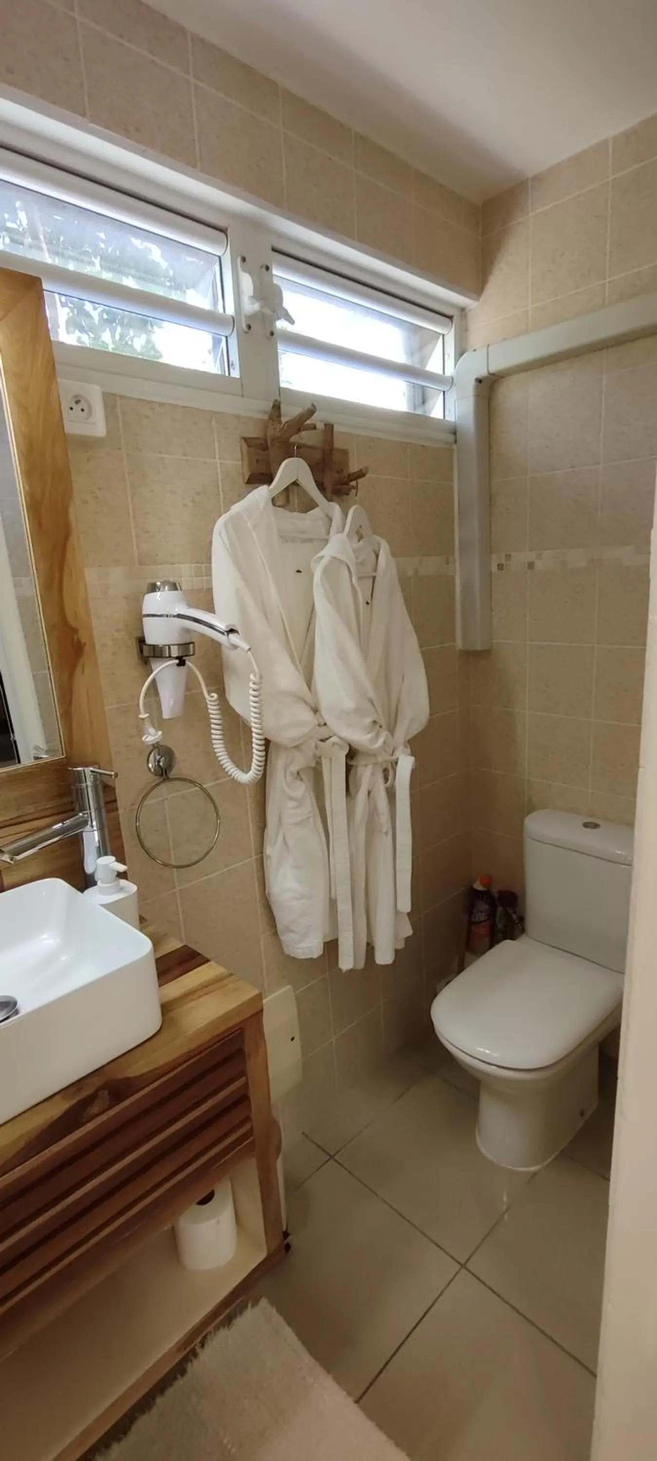 Shower in CLEMARA EVASION