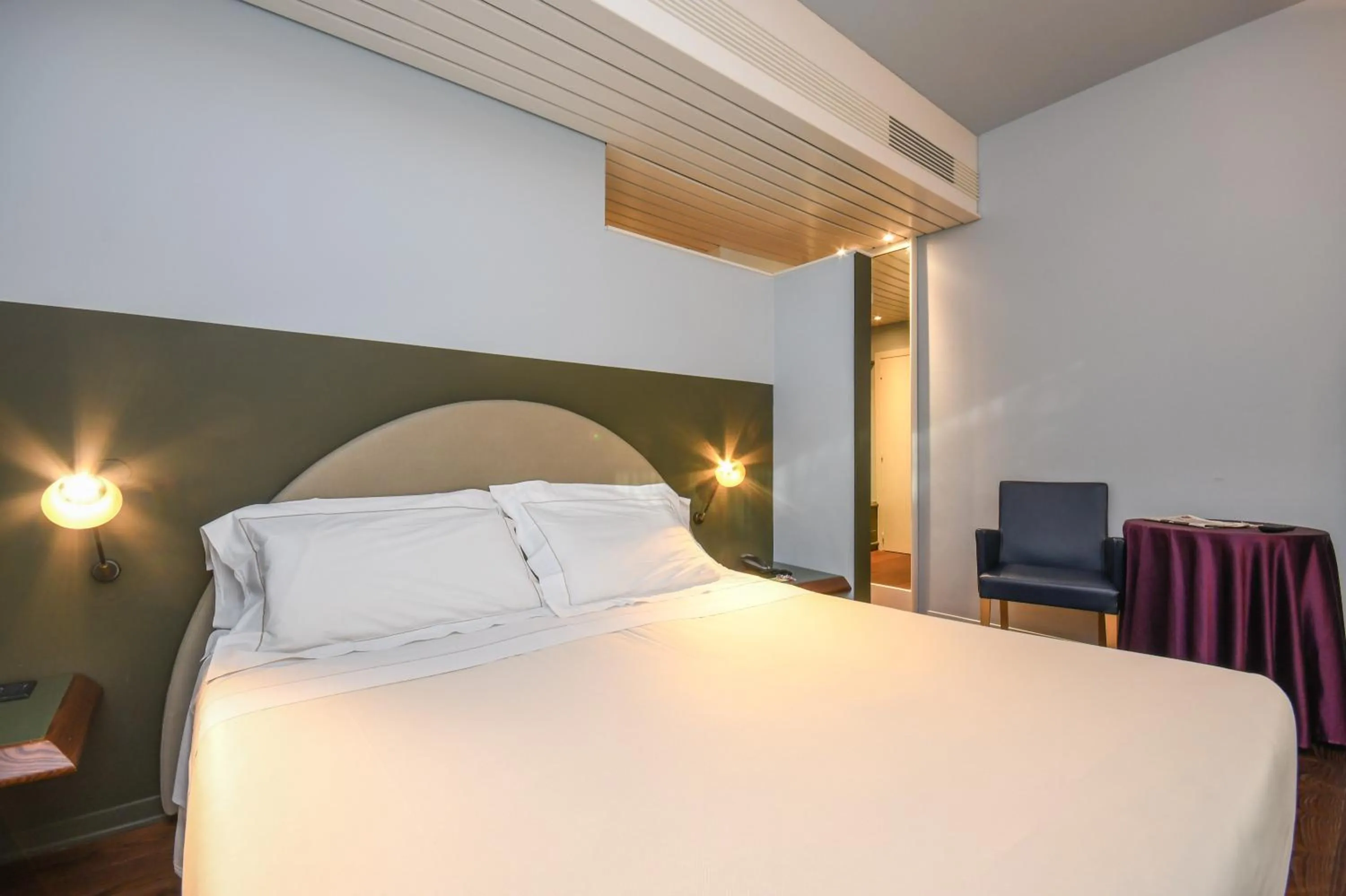 Photo of the whole room, Bed in Hotel City