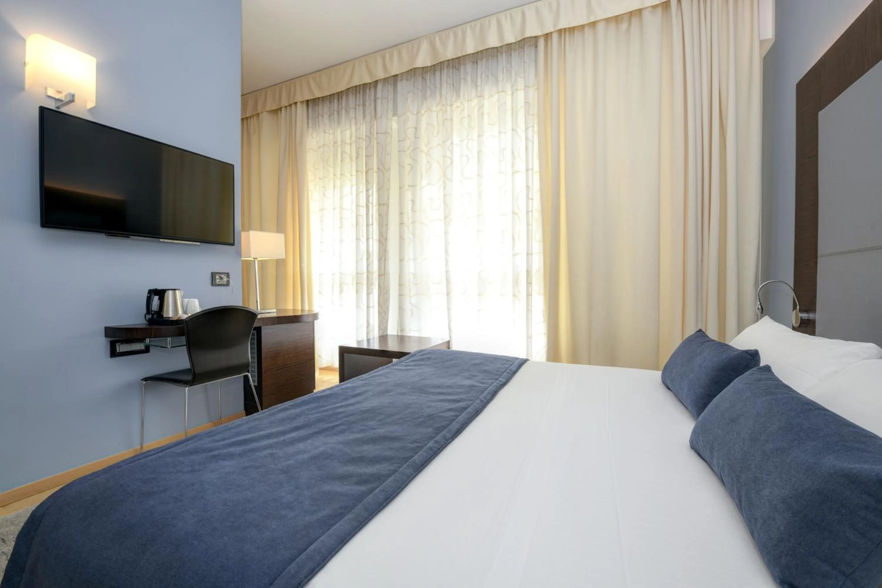 Photo of the whole room, Bed in Hotel City