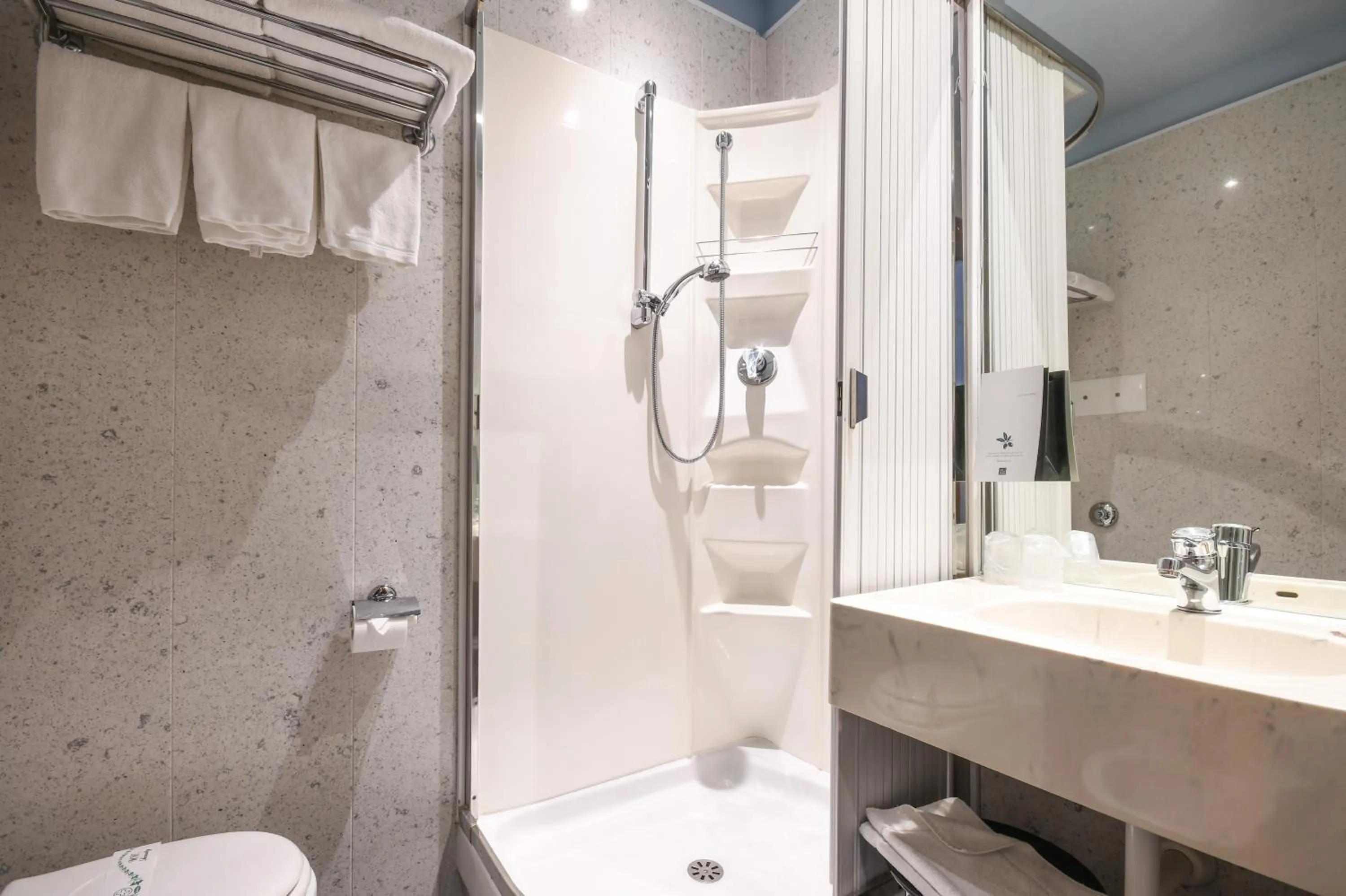 Shower in Hotel City