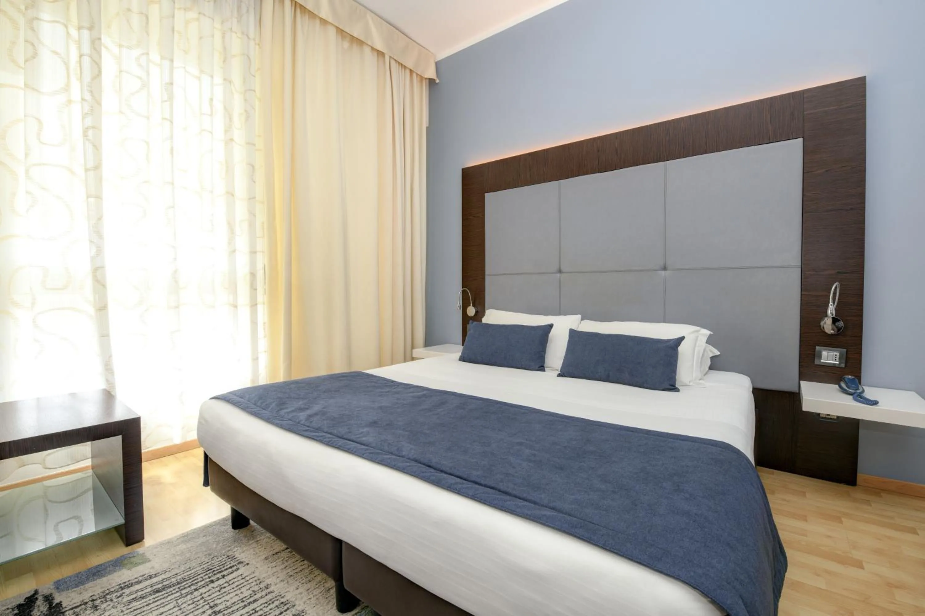 Photo of the whole room, Bed in Hotel City