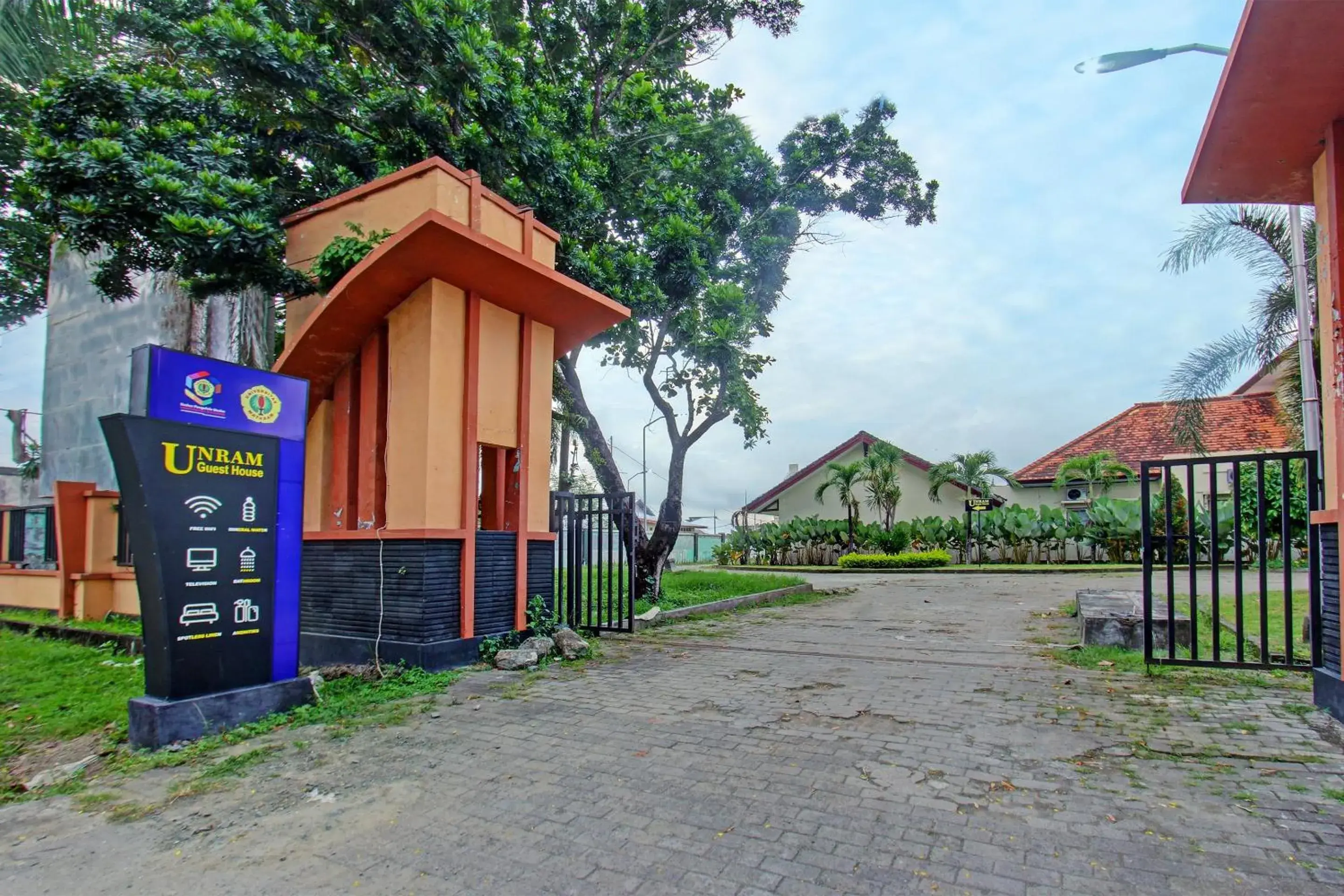 Facade/entrance in Hotel O Unram Guest House Facade/entrance in Hotel O Unram Guest House