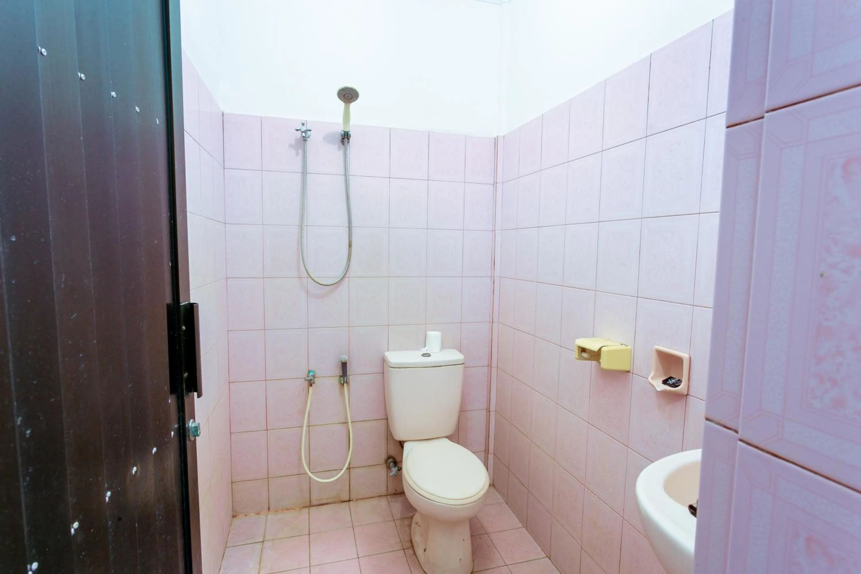 Bathroom in Segara Sadhu Inn Kuta by ecommerceloka