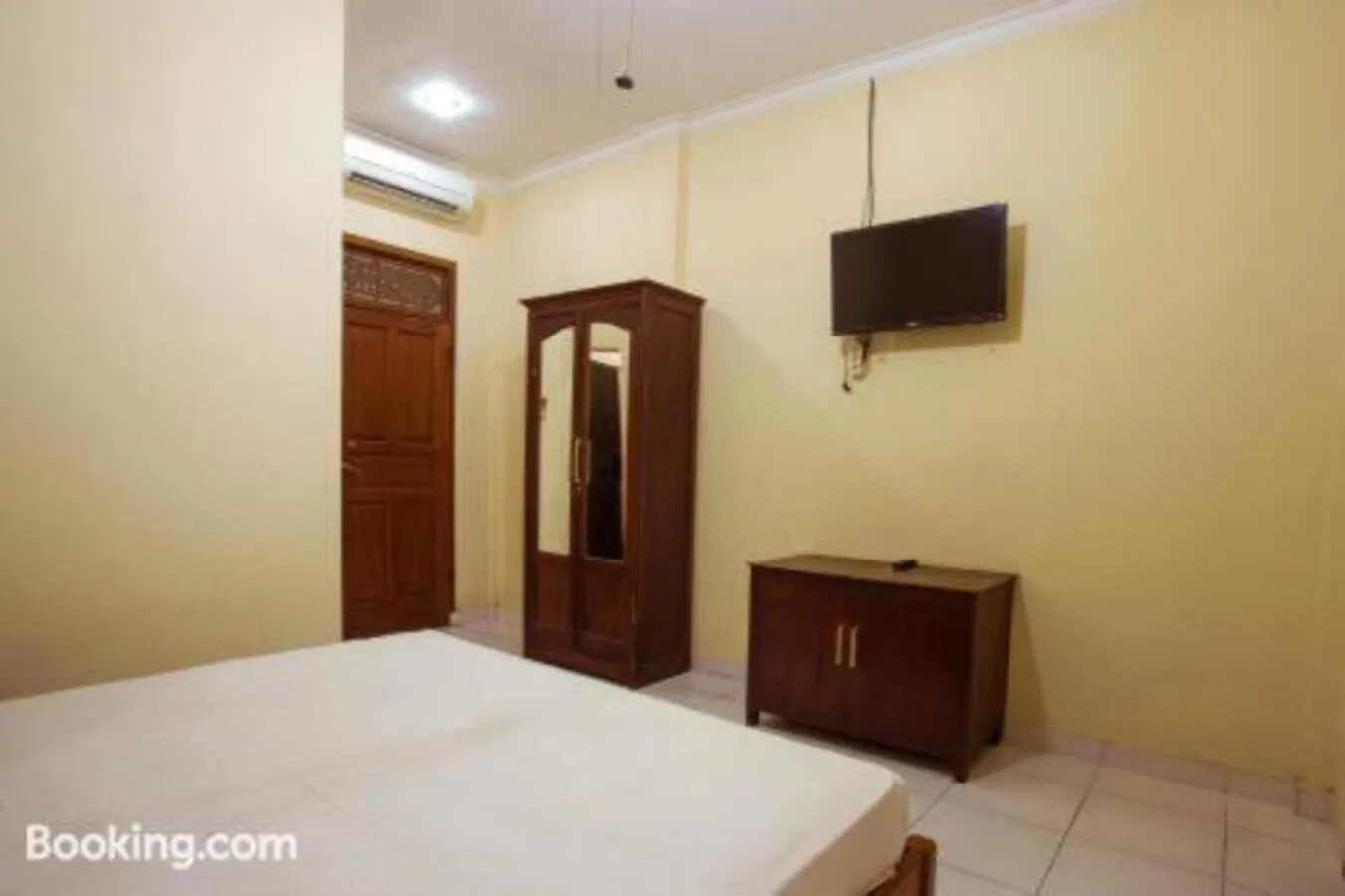 Bed in Segara Sadhu Inn Kuta by ecommerceloka