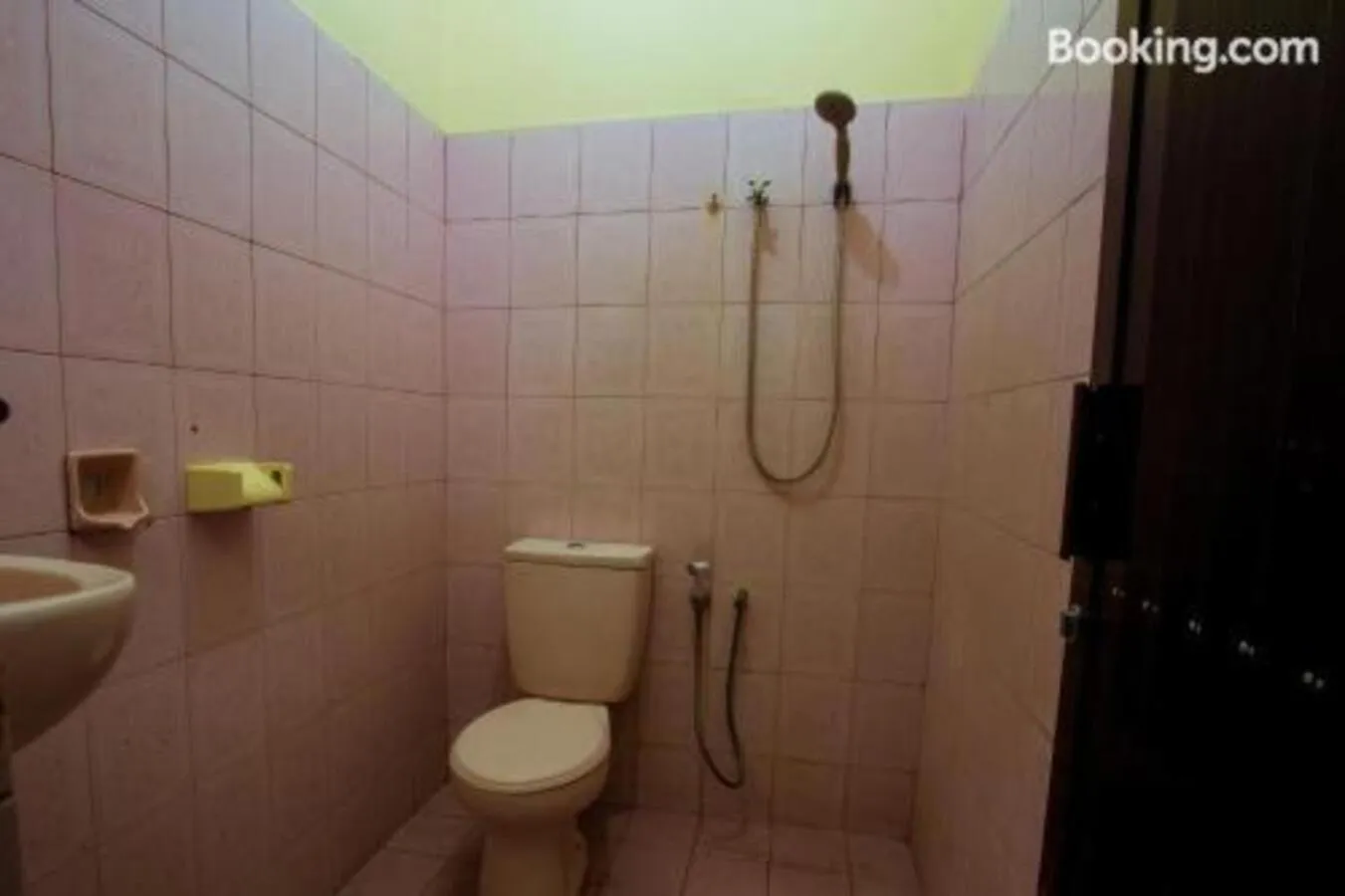 Bathroom in Segara Sadhu Inn Kuta by ecommerceloka