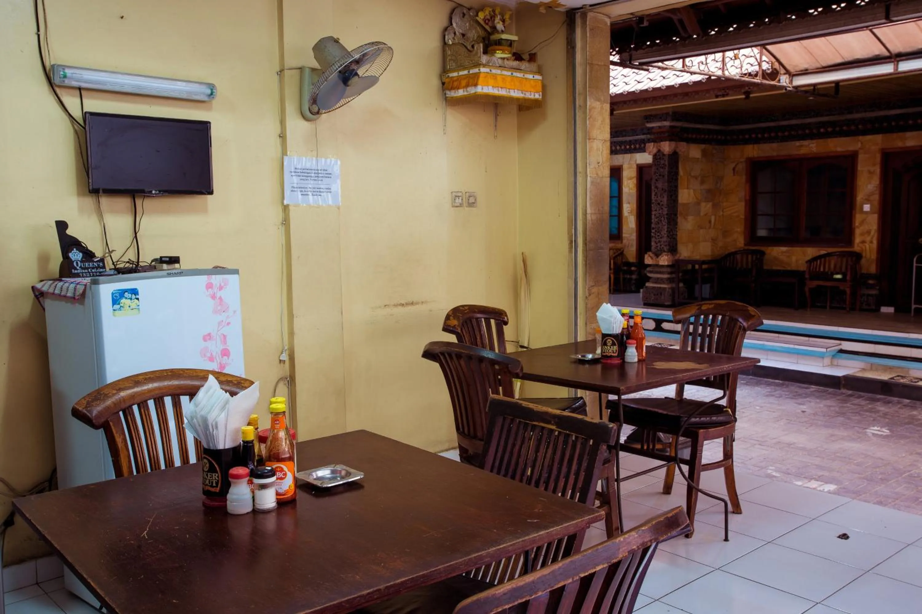 Restaurant/places to eat in Segara Sadhu Inn Kuta by ecommerceloka