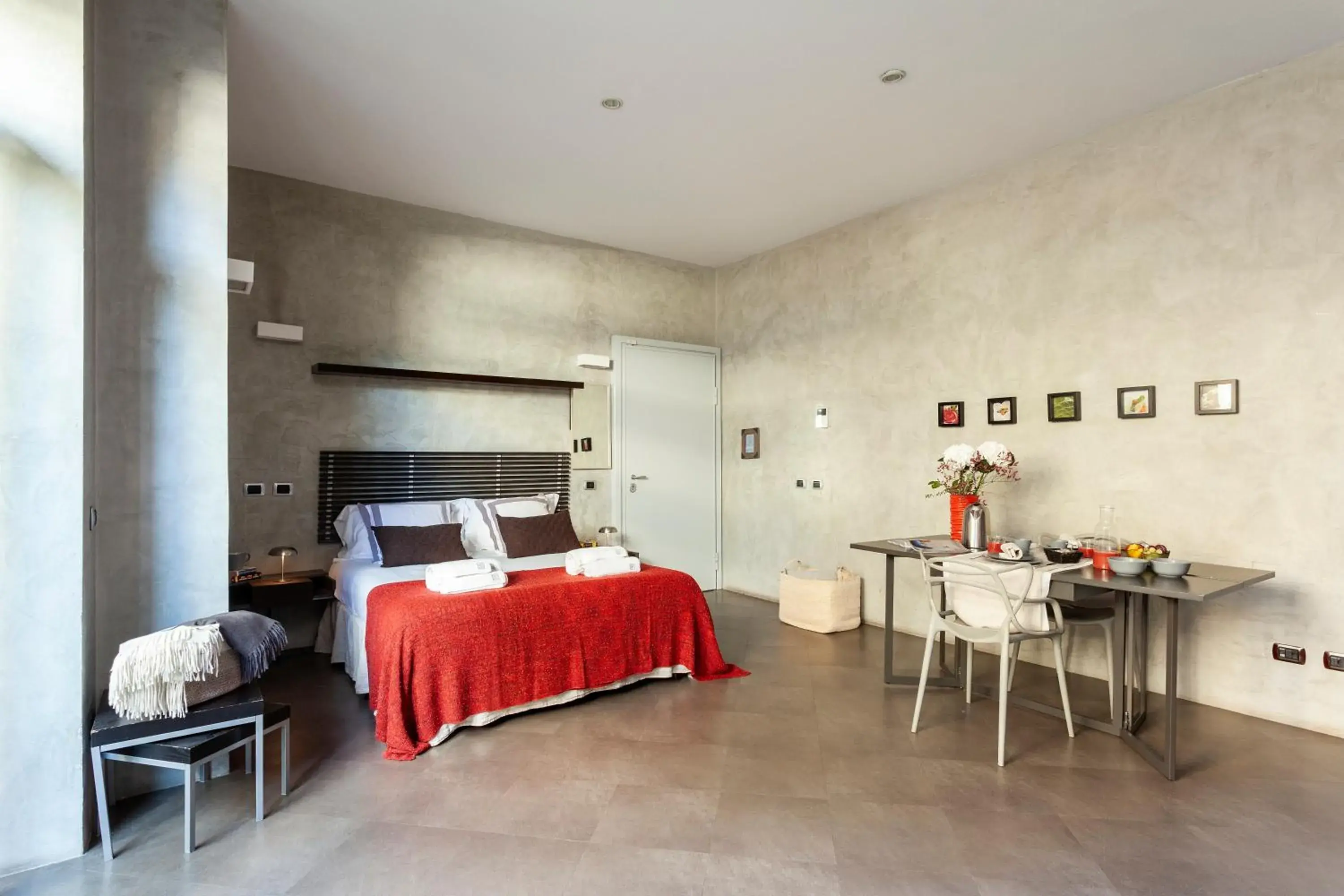 Photo of the whole room, Bed in San Babila Suite Photo of the whole room, Bed in San Babila Suite