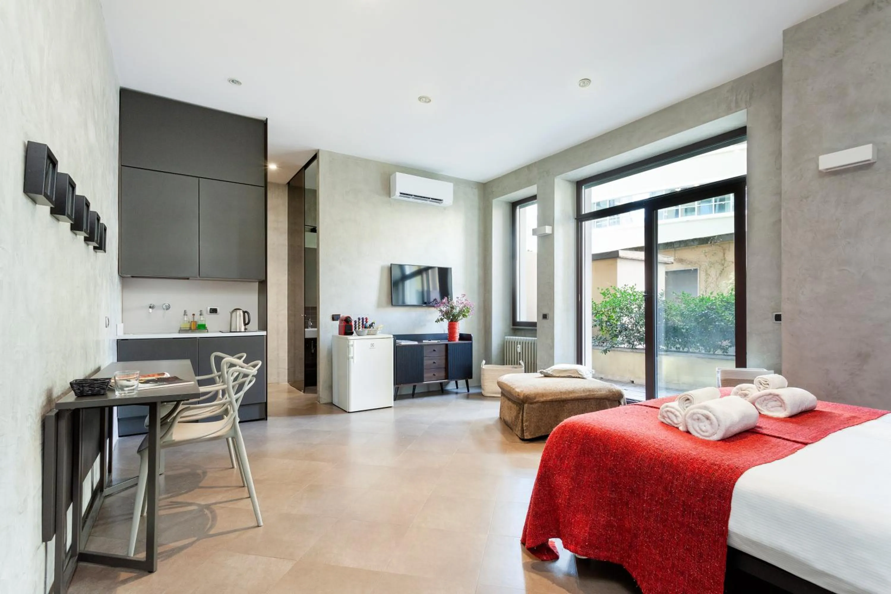 View (from property/room), Bed in San Babila Suite