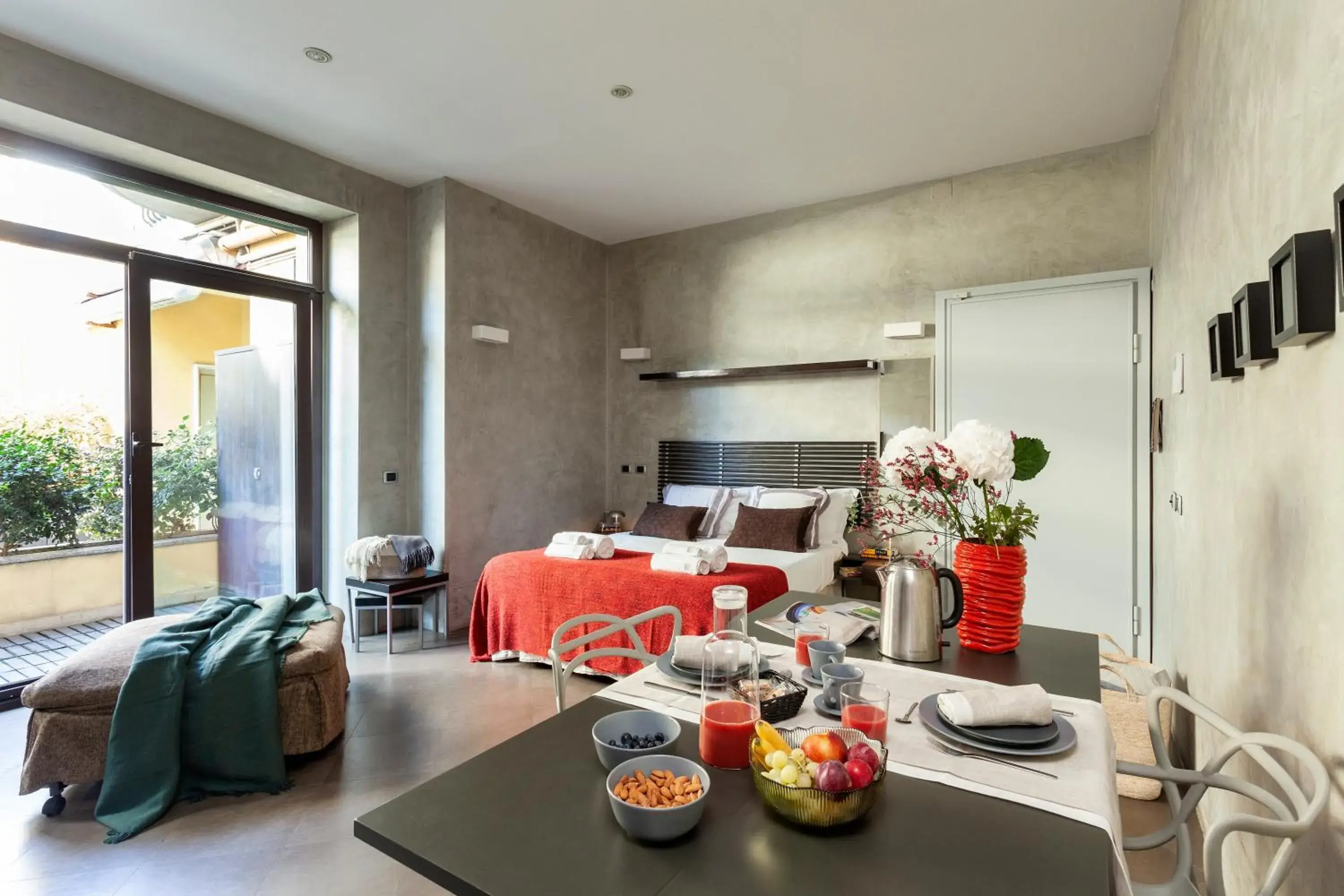 Photo of the whole room in San Babila Suite Photo of the whole room in San Babila Suite