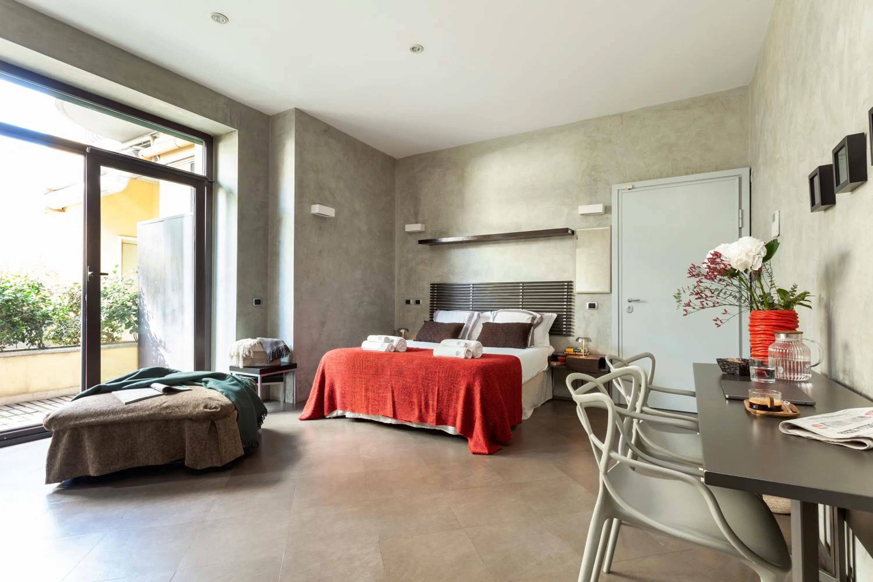 Photo of the whole room in San Babila Suite