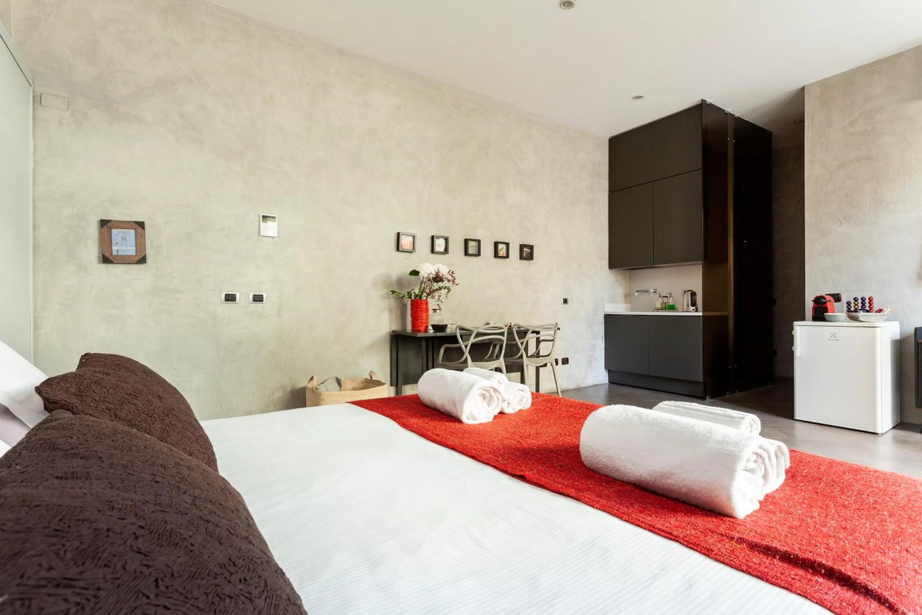 Photo of the whole room, Bed in San Babila Suite