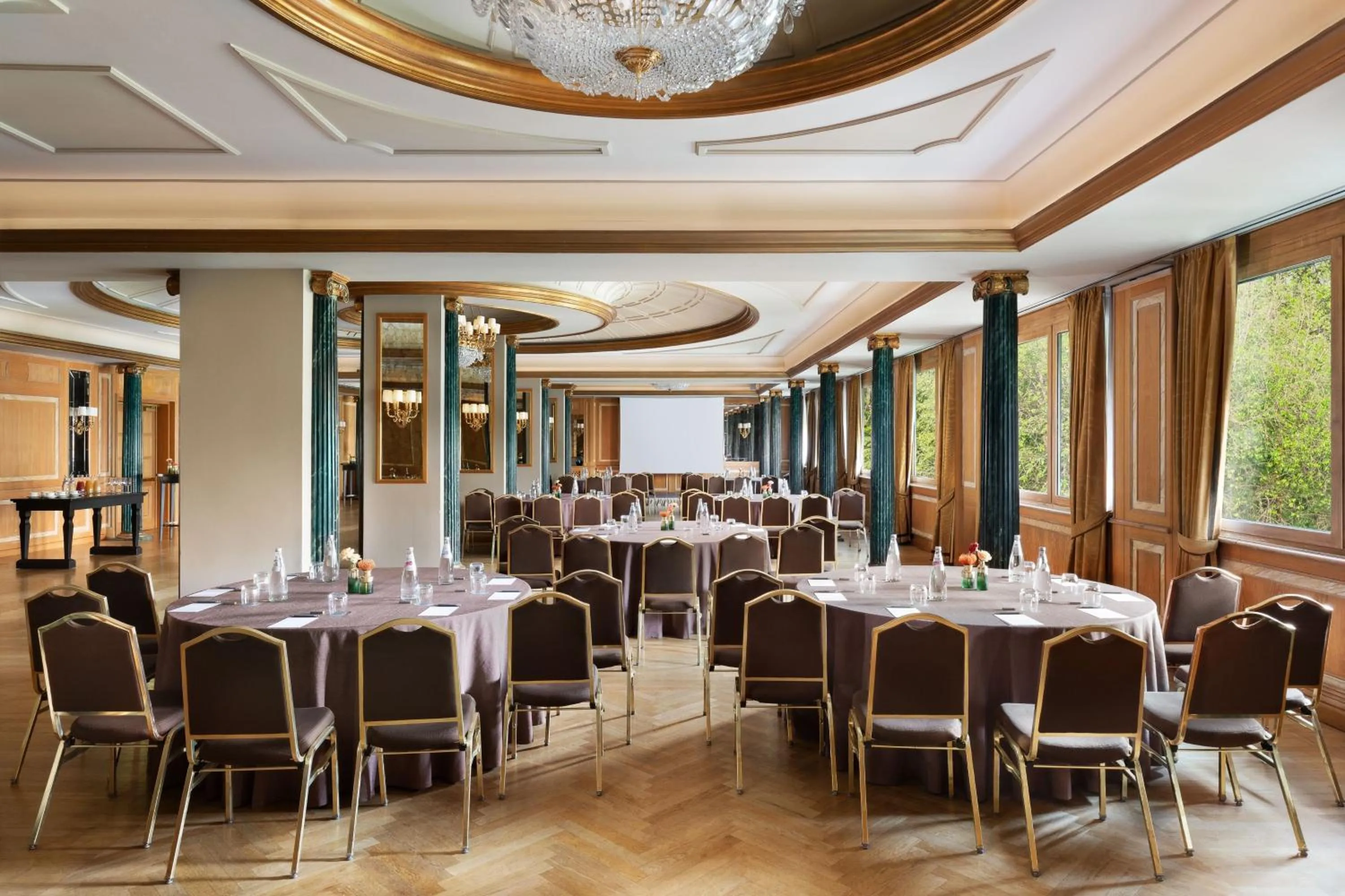 Lounge or bar in The Westin Palace, Milan