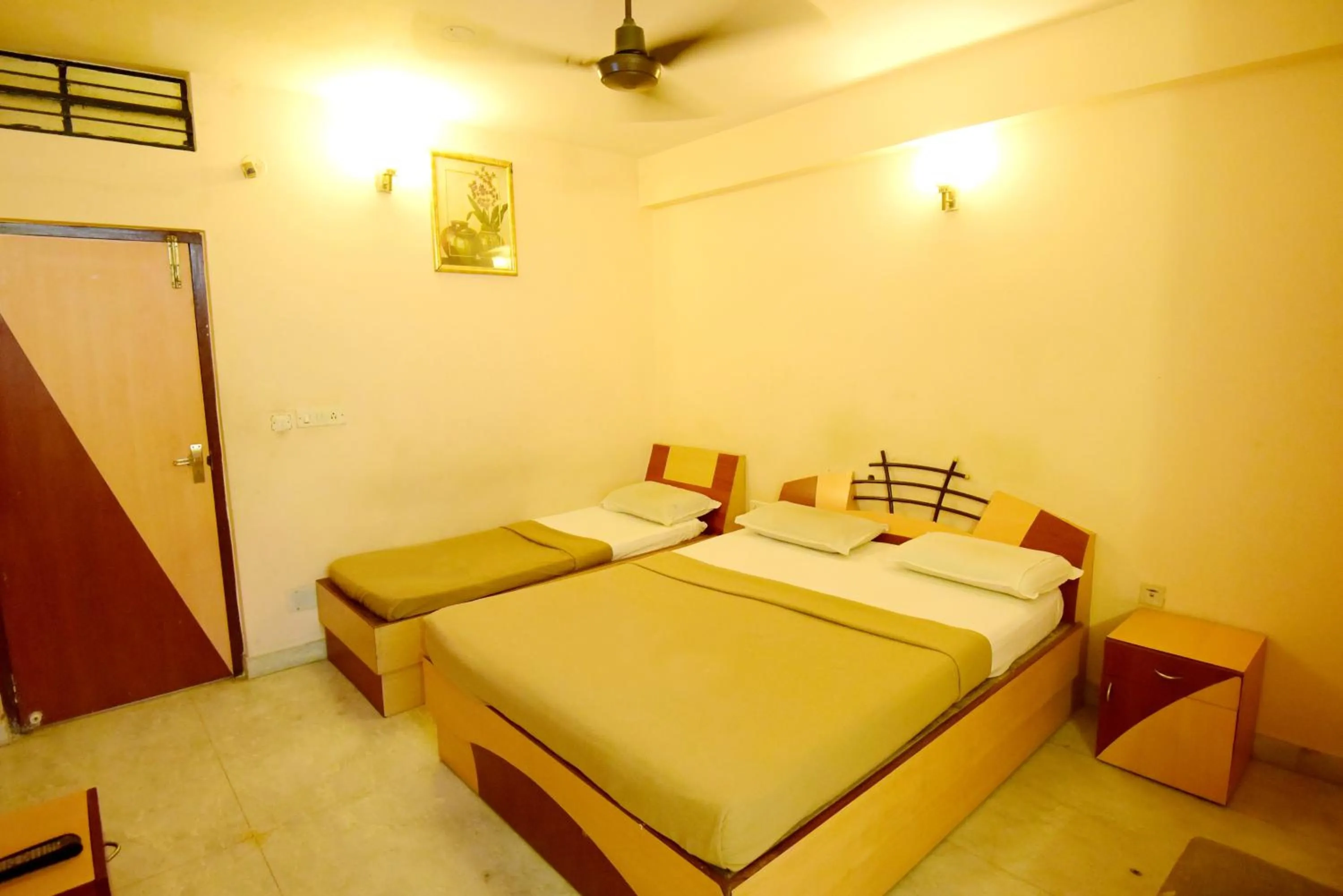 Bed in Shastri Paradise opst to KSRTC Bus Stand