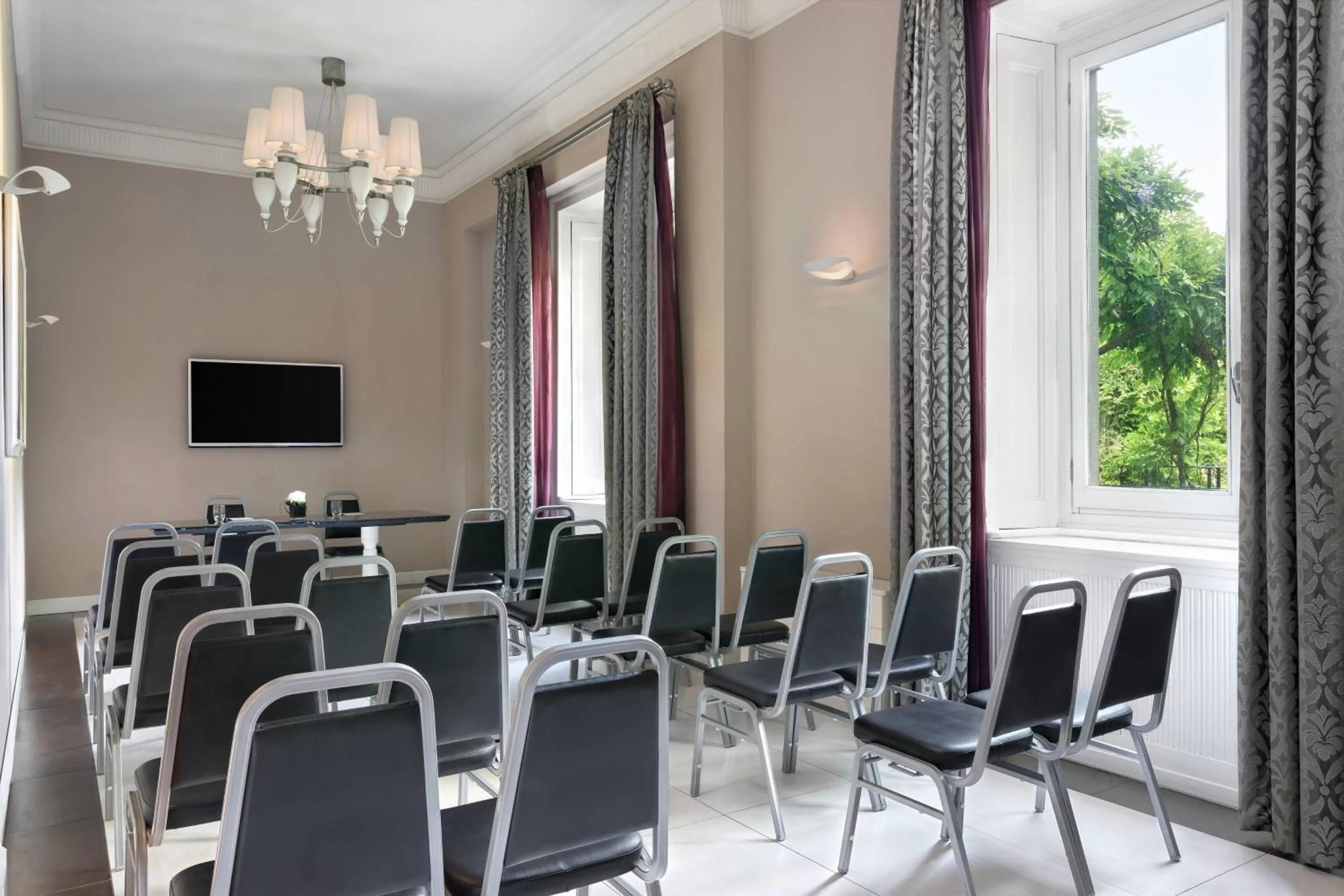 Entertainment in Sheraton Diana Majestic