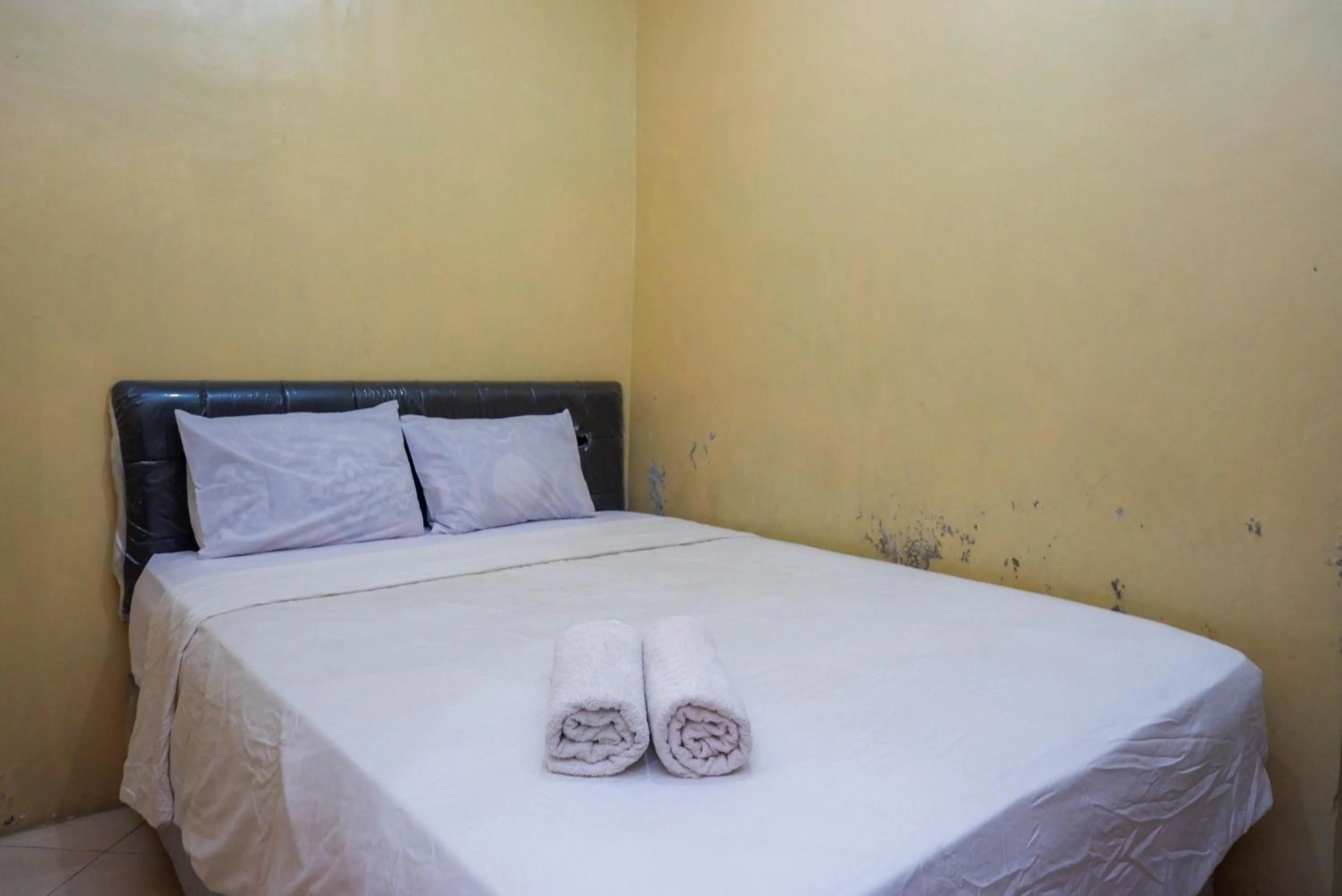 Bedroom, Bed in Hotel Widodo 1 Parangtritis RedPartner