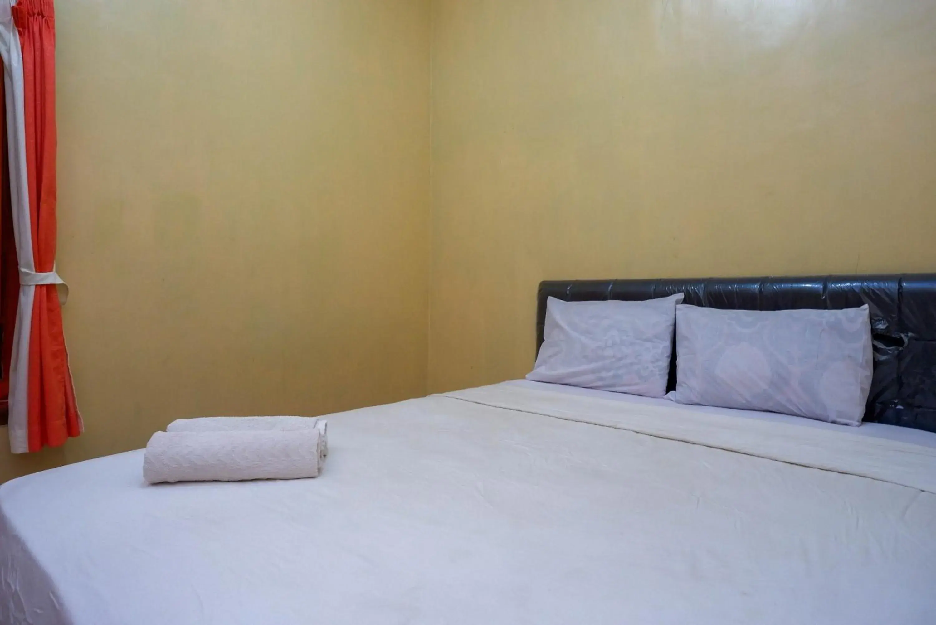 Bedroom, Bed in Hotel Widodo 1 Parangtritis RedPartner Bedroom, Bed in Hotel Widodo 1 Parangtritis RedPartner