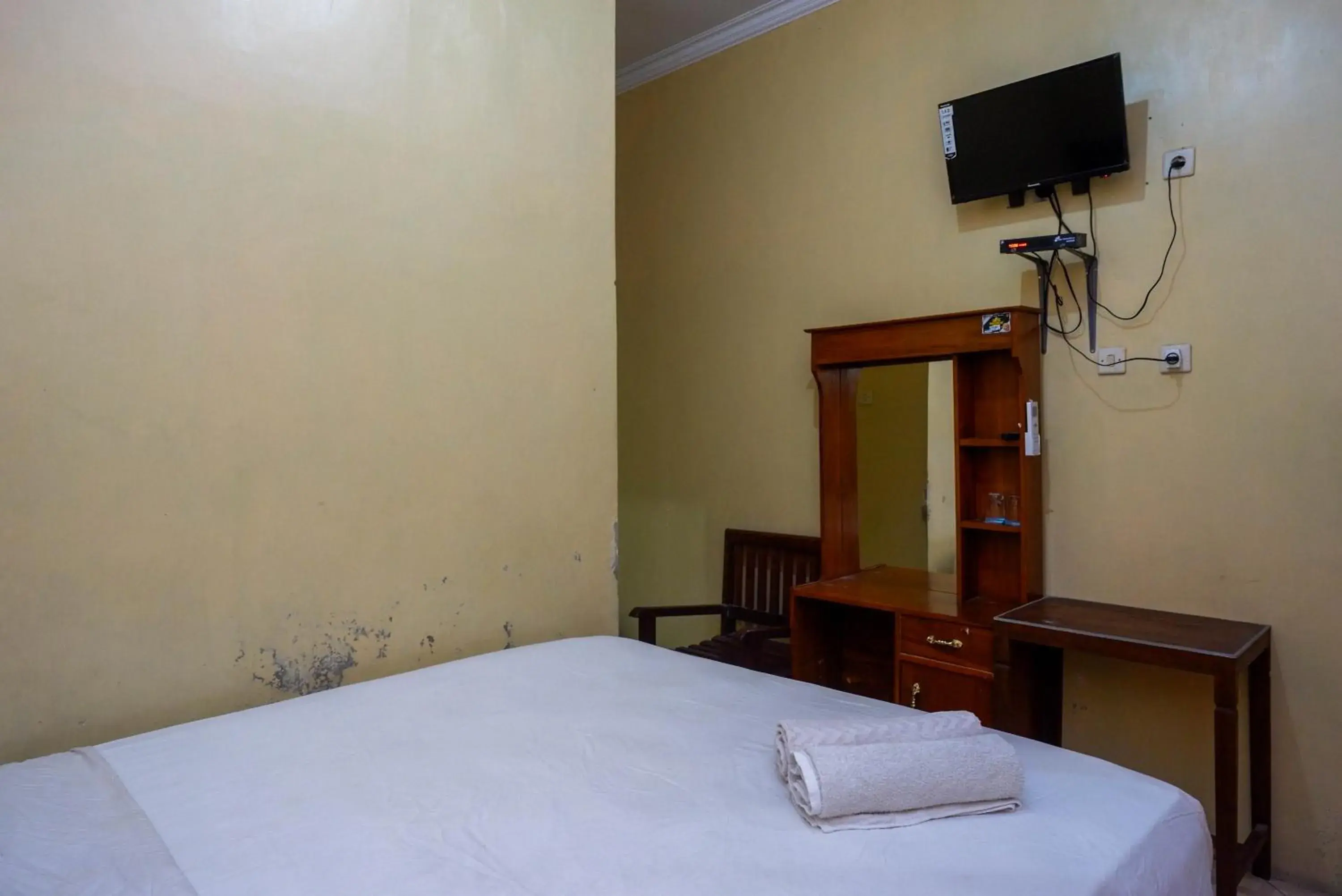 Bedroom, Bed in Hotel Widodo 1 Parangtritis RedPartner Bedroom, Bed in Hotel Widodo 1 Parangtritis RedPartner