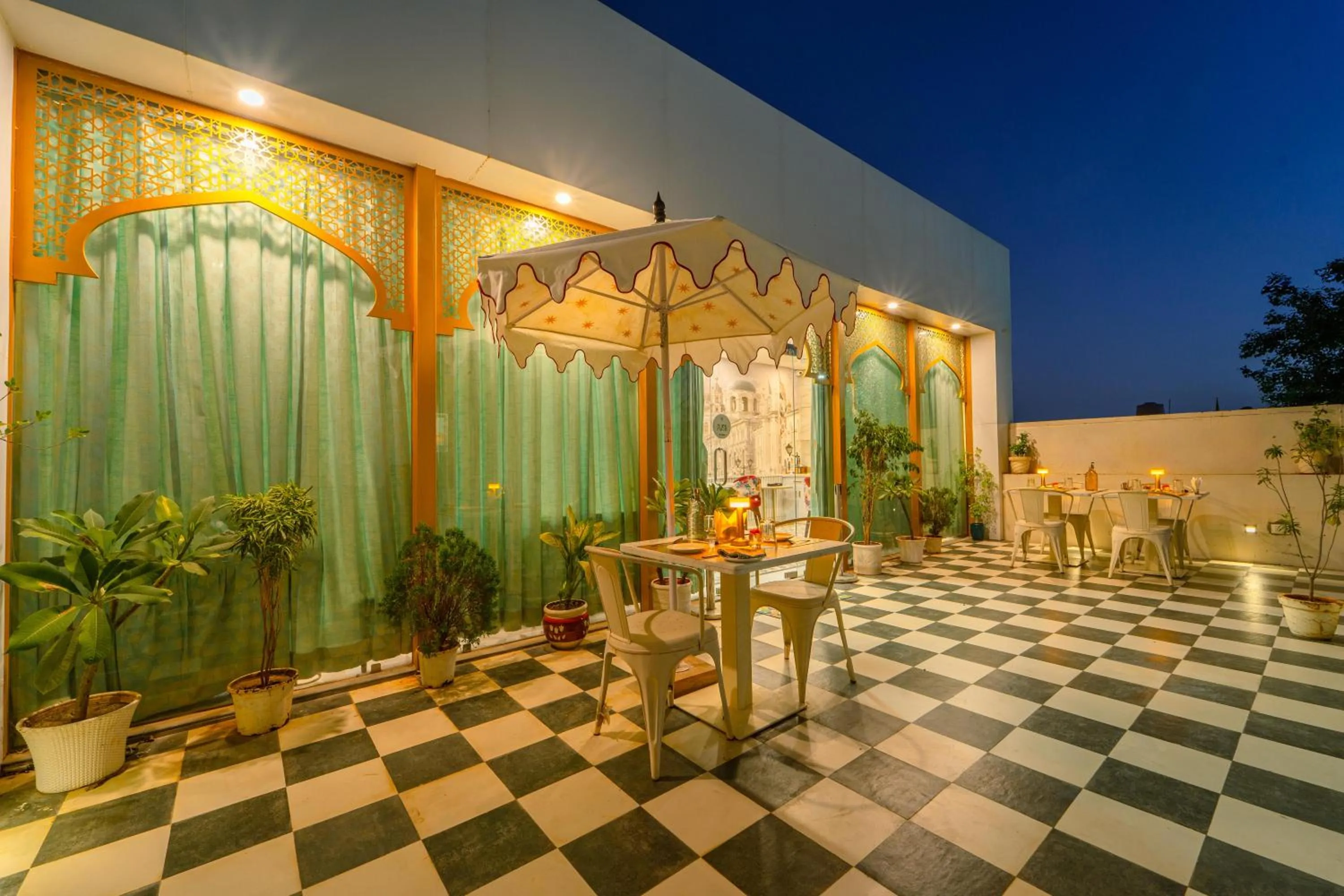 Restaurant/places to eat in Hotel Hinduja Fort
