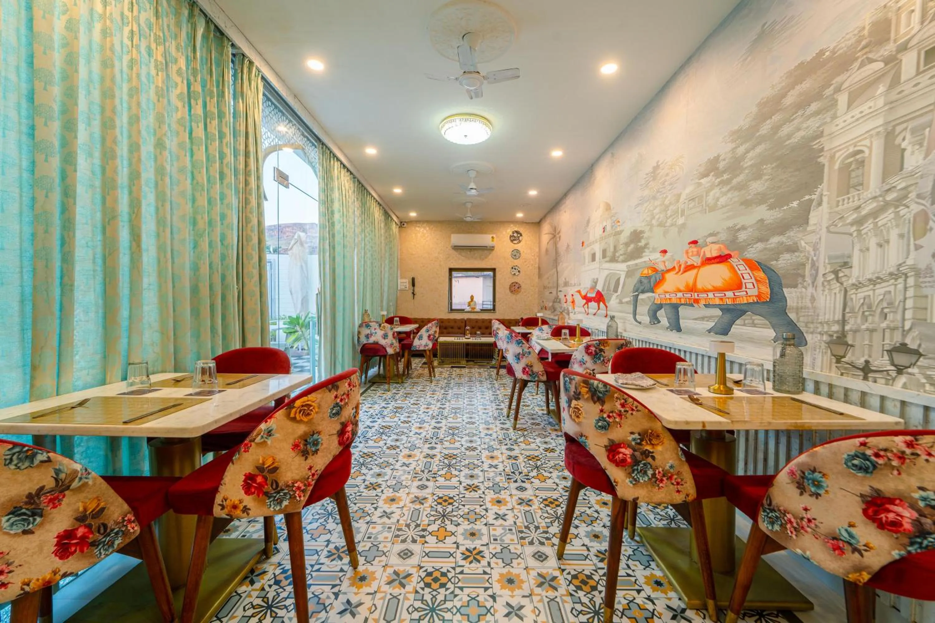 Restaurant/places to eat in Hotel Hinduja Fort