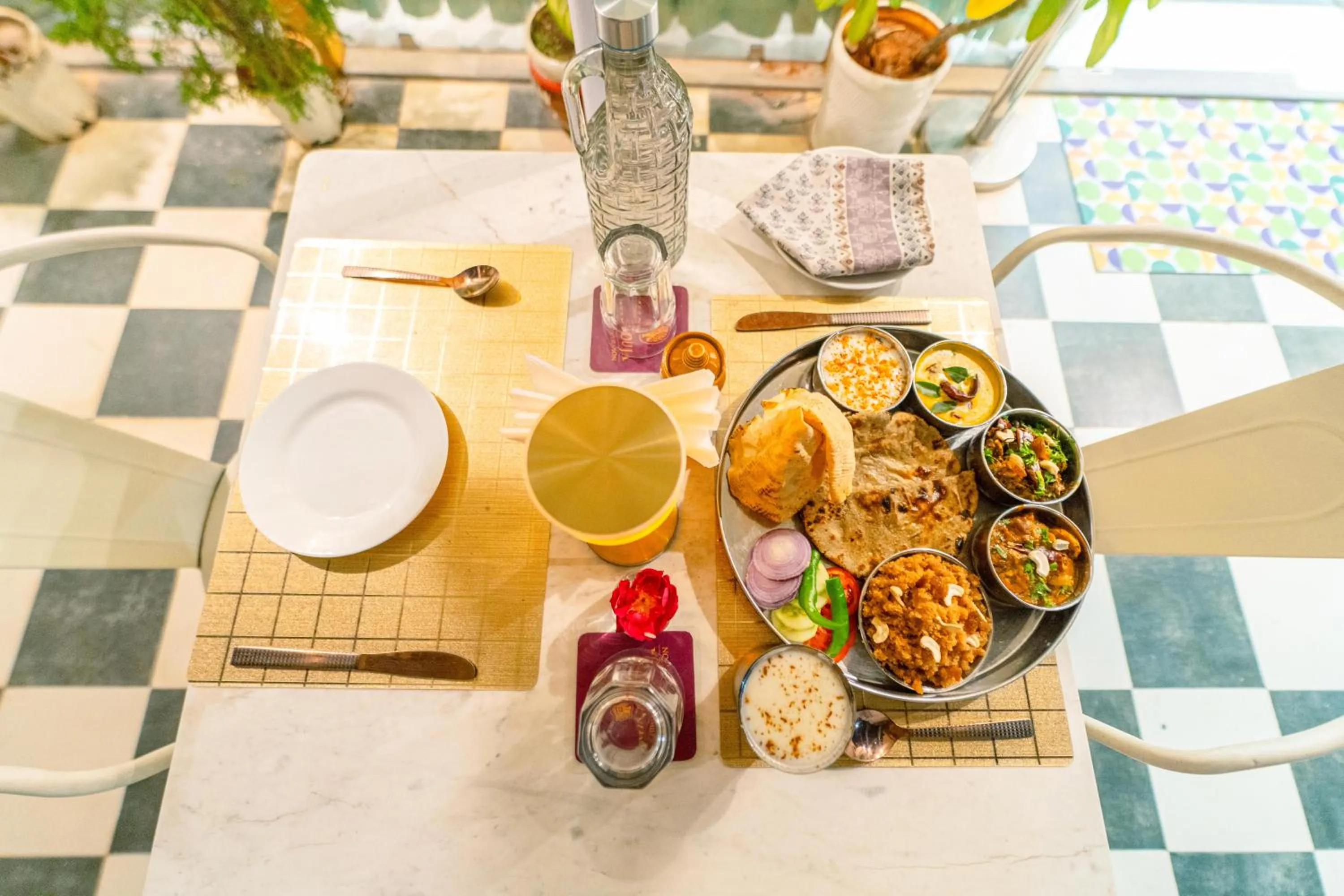 Restaurant/places to eat in Hotel Hinduja Fort