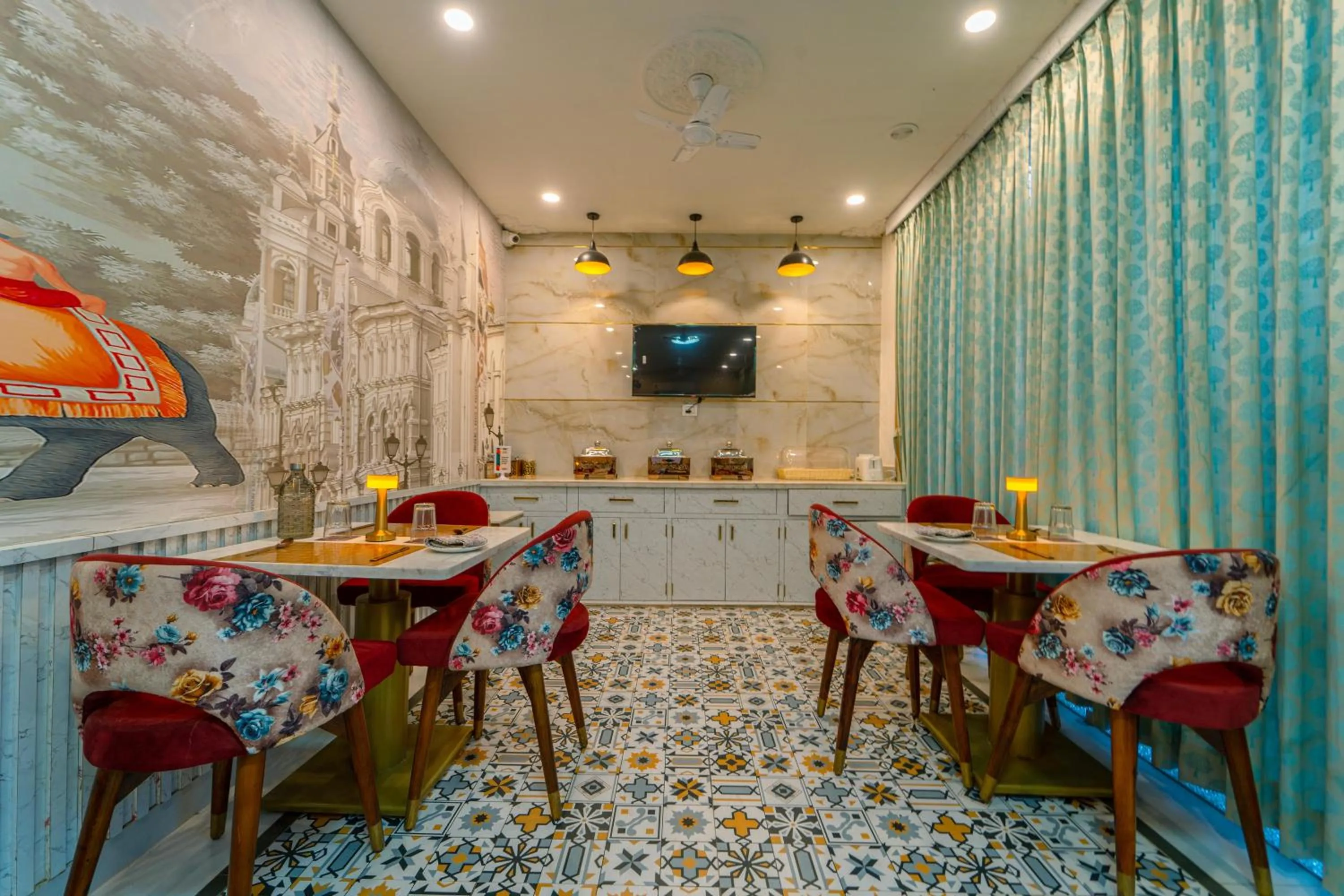 Restaurant/places to eat in Hotel Hinduja Fort