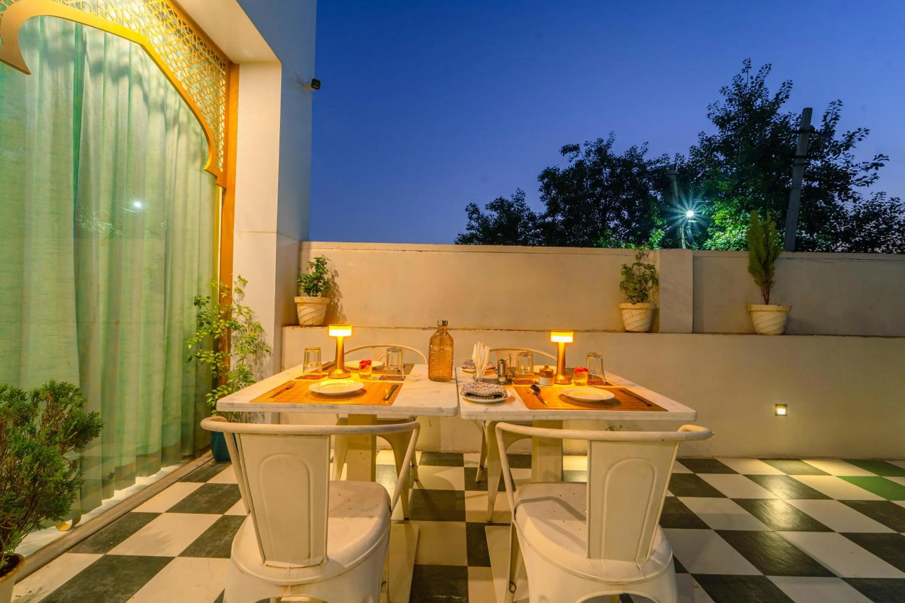 Restaurant/places to eat in Hotel Hinduja Fort