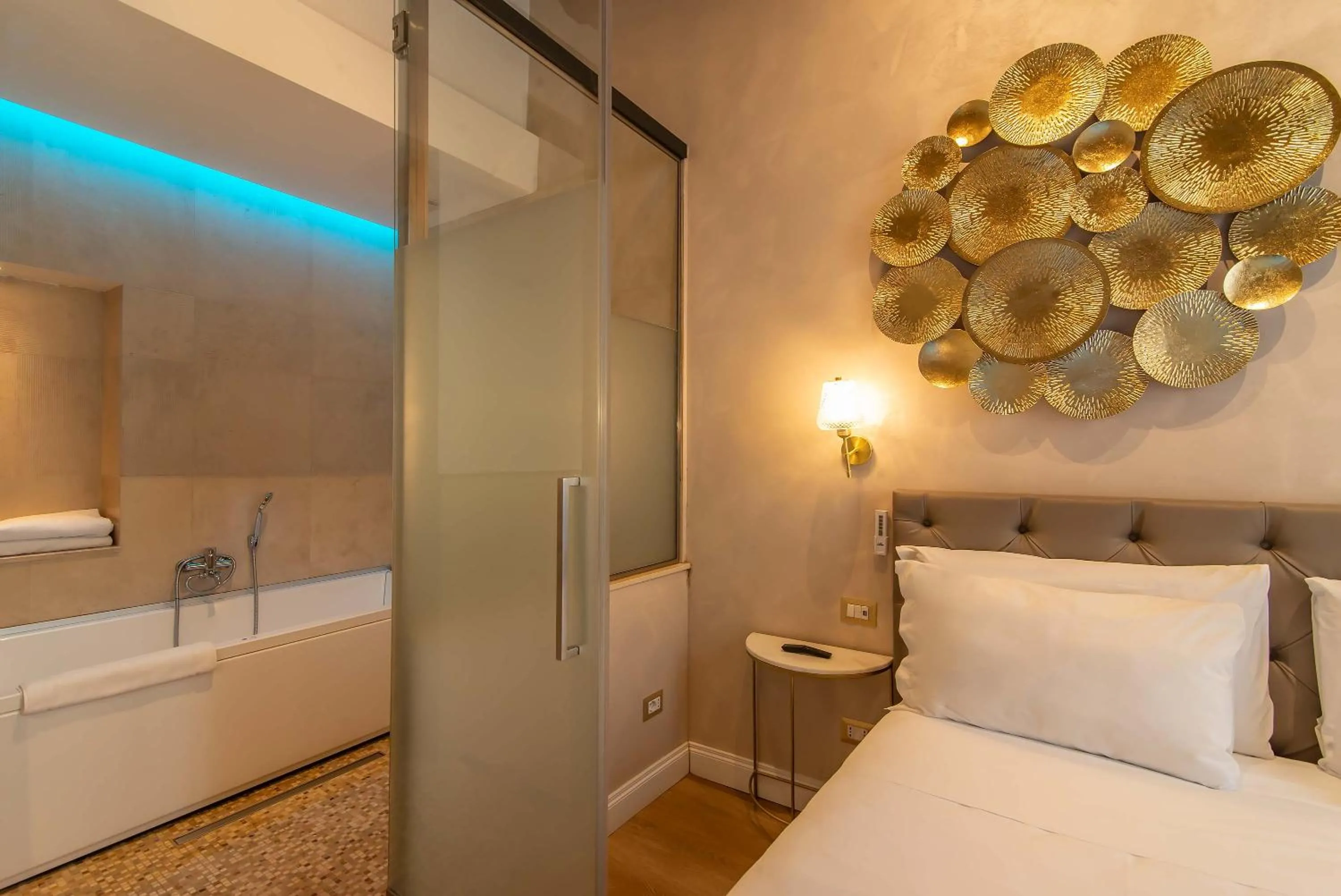 Bath, Bed in Hotel Accademia
