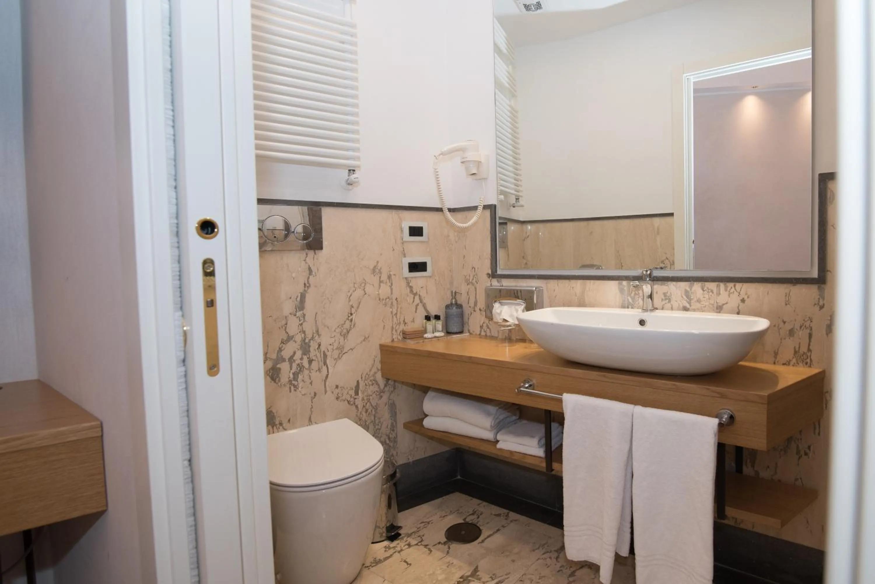 Toilet in Hotel Accademia