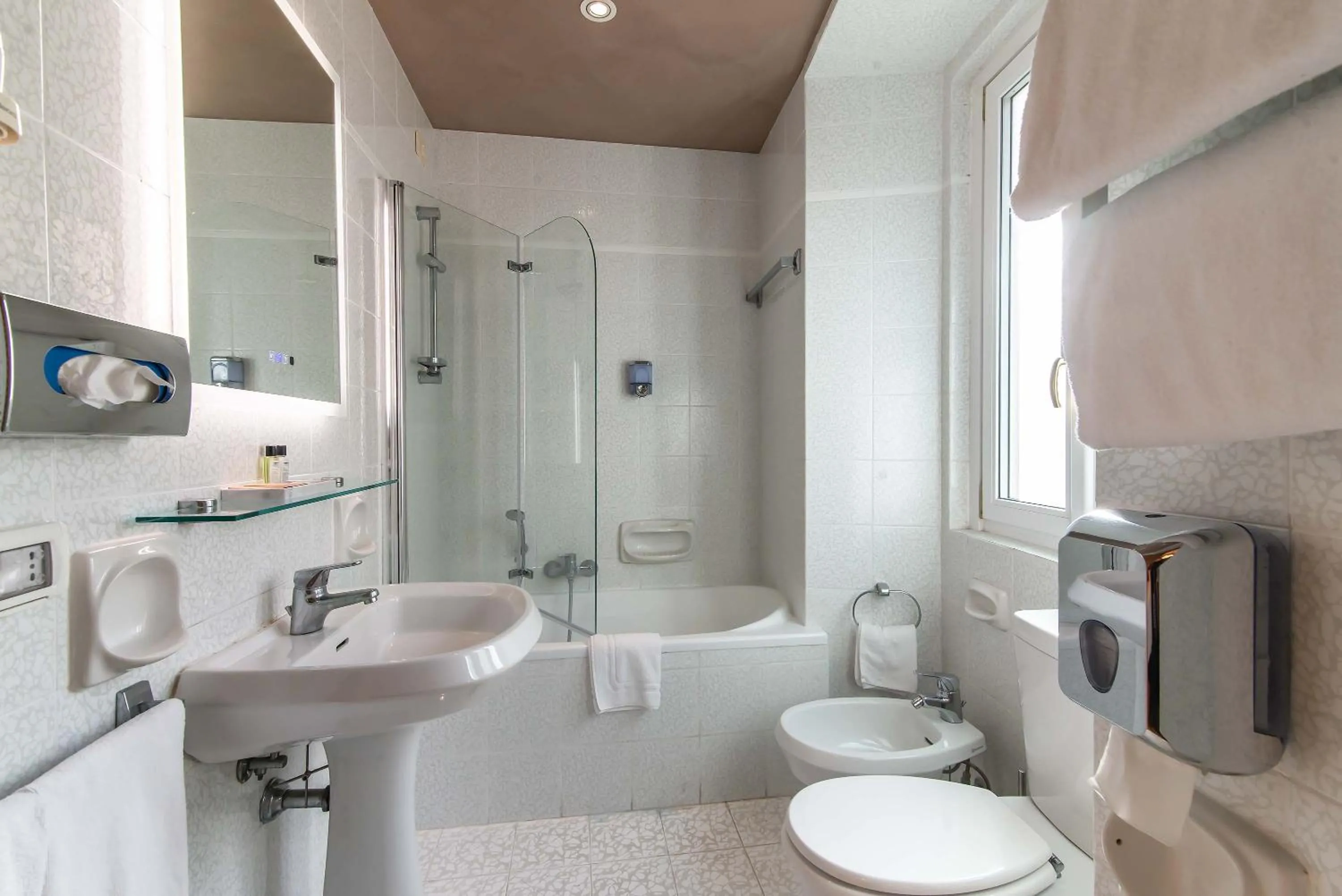 Bathroom in Hotel Tritone