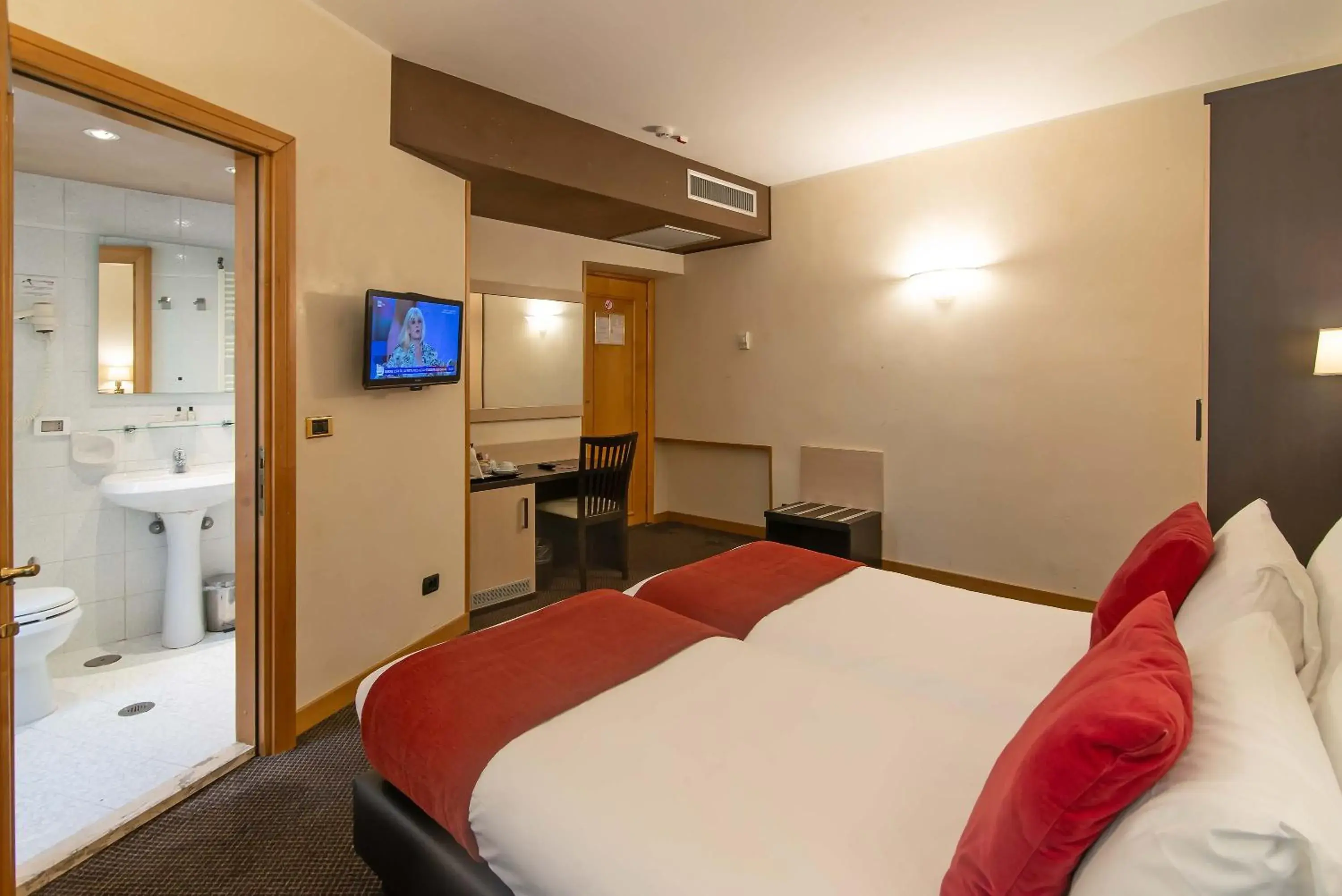 Photo of the whole room, Bed in Hotel Tritone Photo of the whole room, Bed in Hotel Tritone