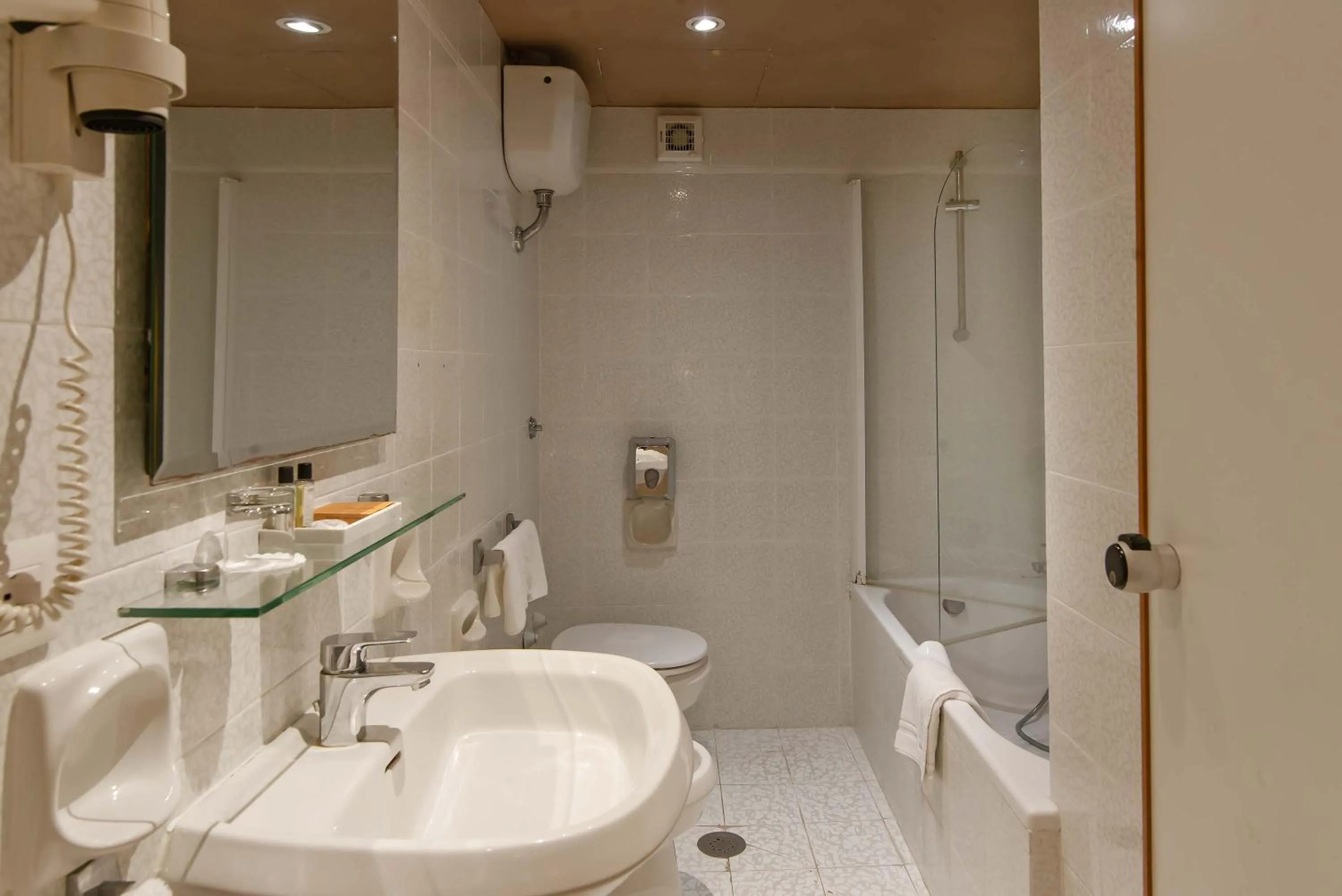 Bathroom in Hotel Tritone