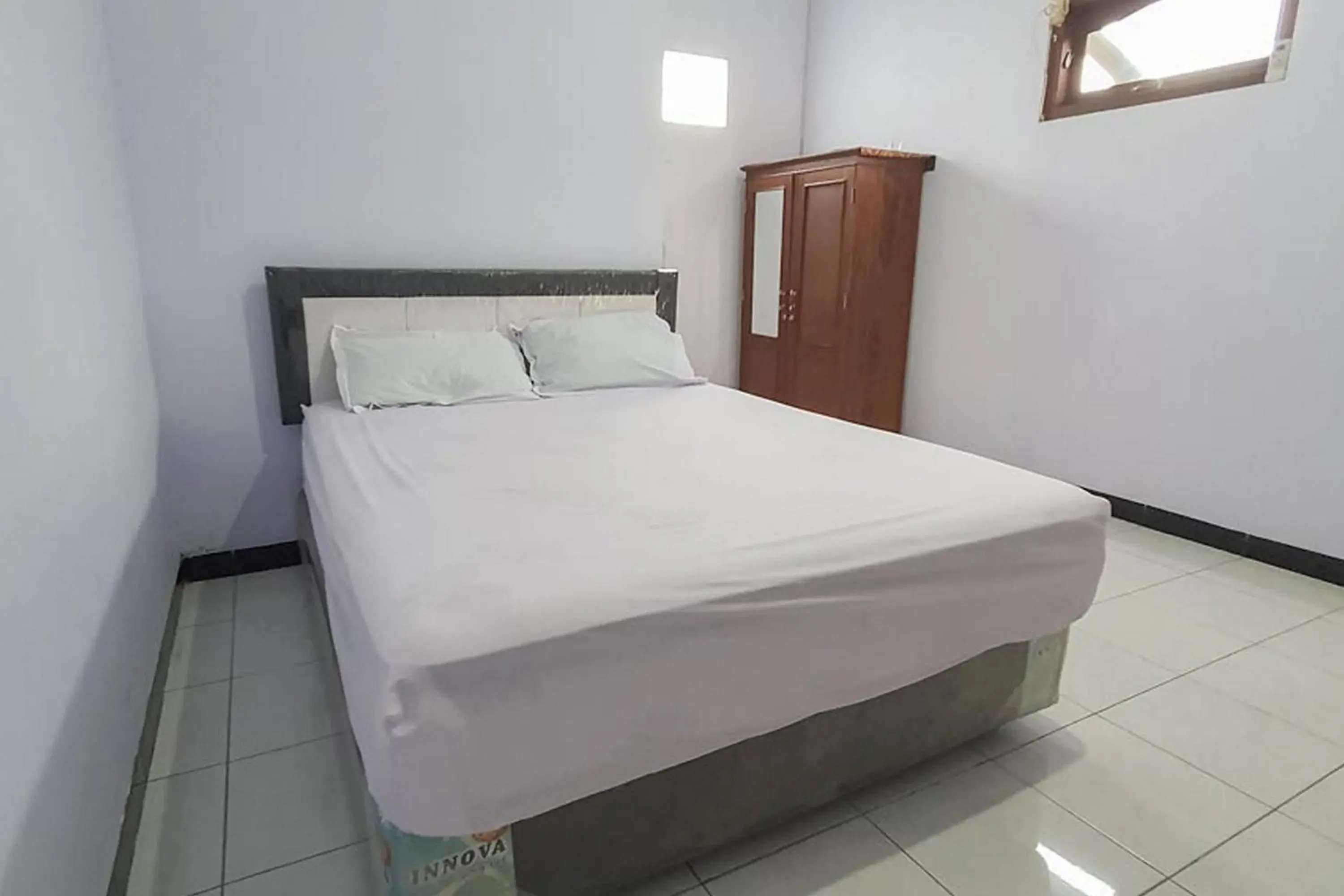 Standard Double Room in Angrumba Family Homestay near RSUD Caruban Mitra RedDoorz Standard Double Room in Angrumba Family Homestay near RSUD Caruban Mitra RedDoorz