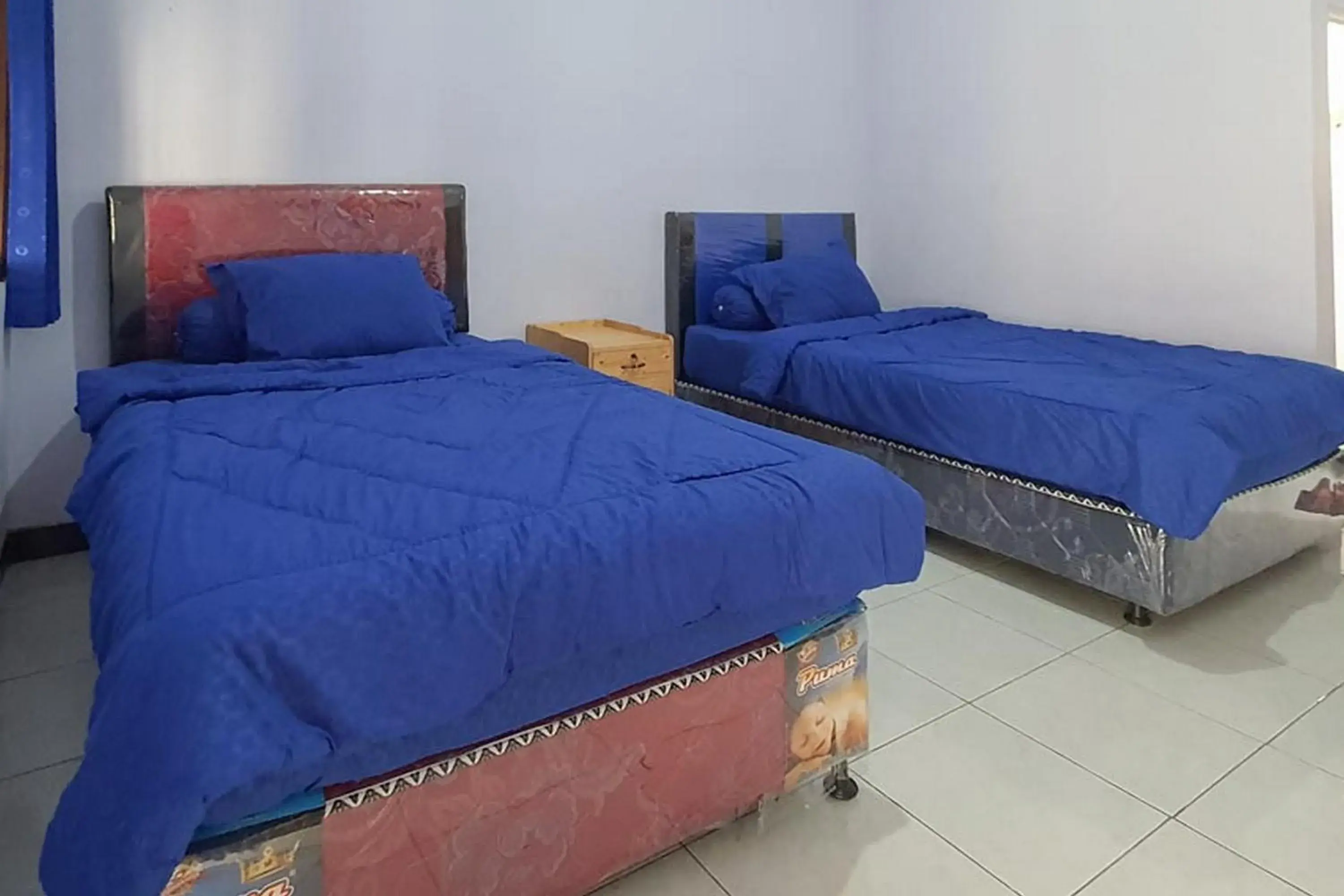 Standard Twin Room in Angrumba Family Homestay Syariah near RSUD Caruban Mitra RedDoorz Standard Twin Room in Angrumba Family Homestay Syariah near RSUD Caruban Mitra RedDoorz